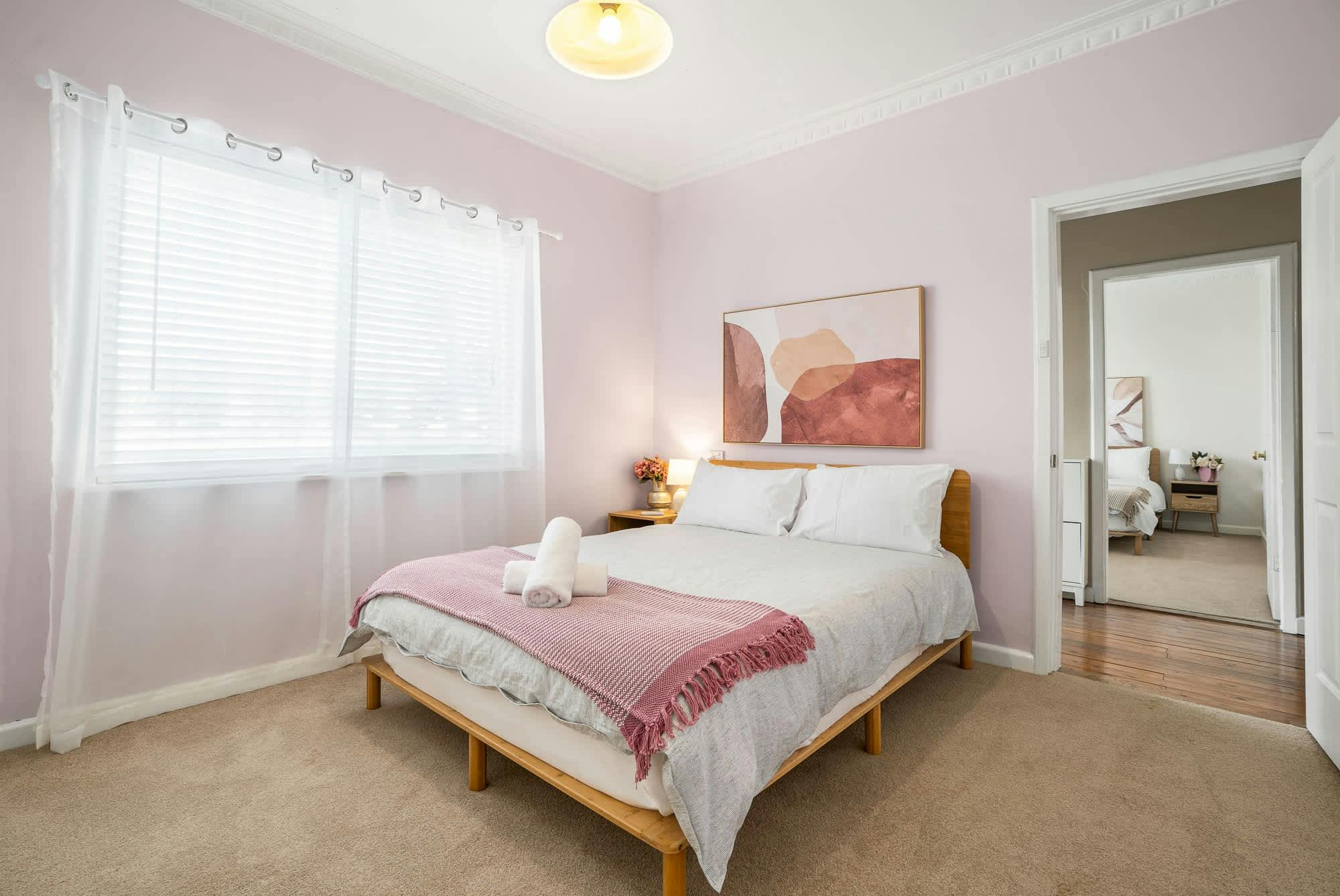 커튼과 스타일이 돋보이는 핑크색 침실