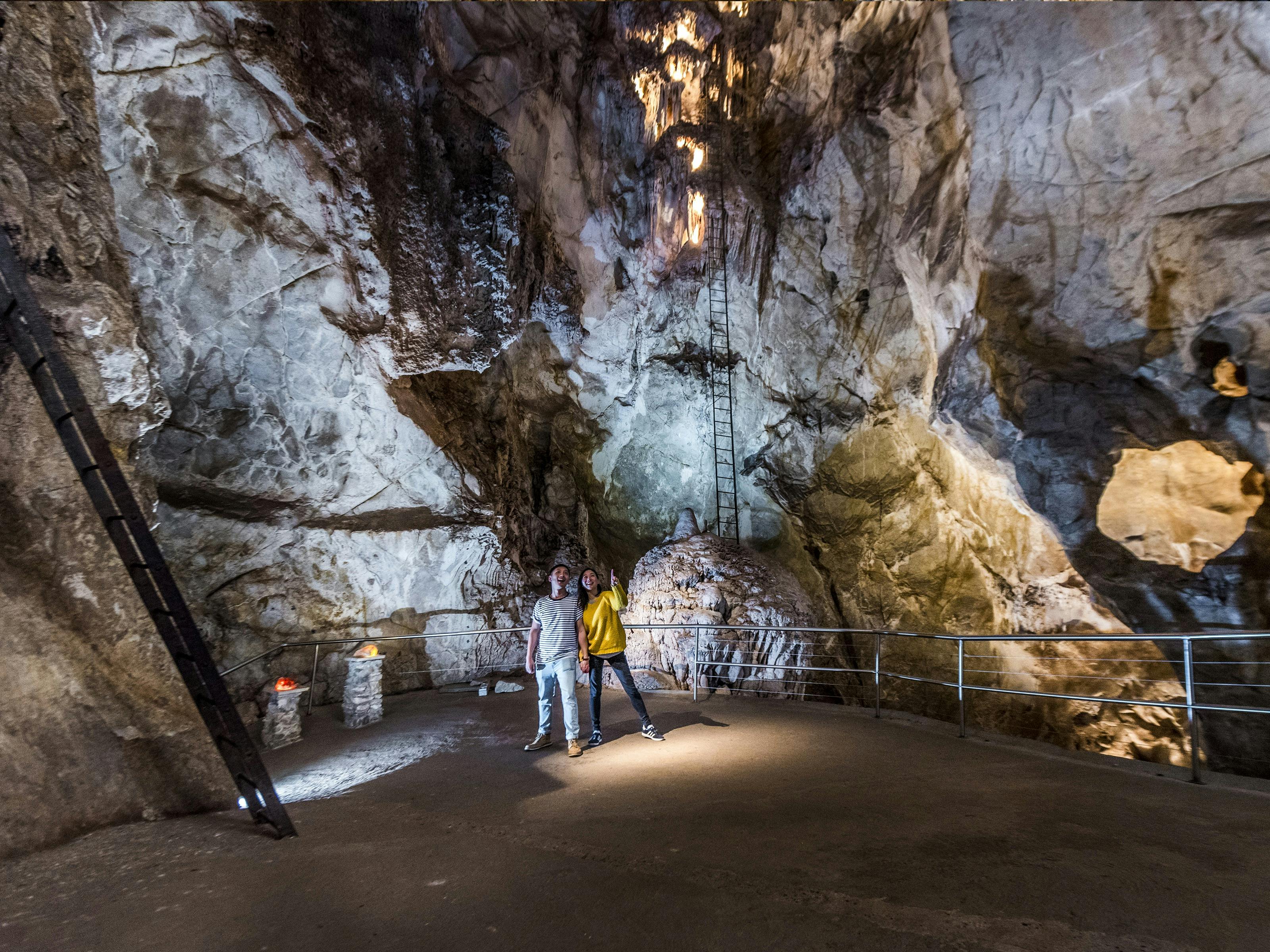 Lucas Cave tour - massive chambers