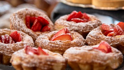 Strawberry cheesecake tartlet