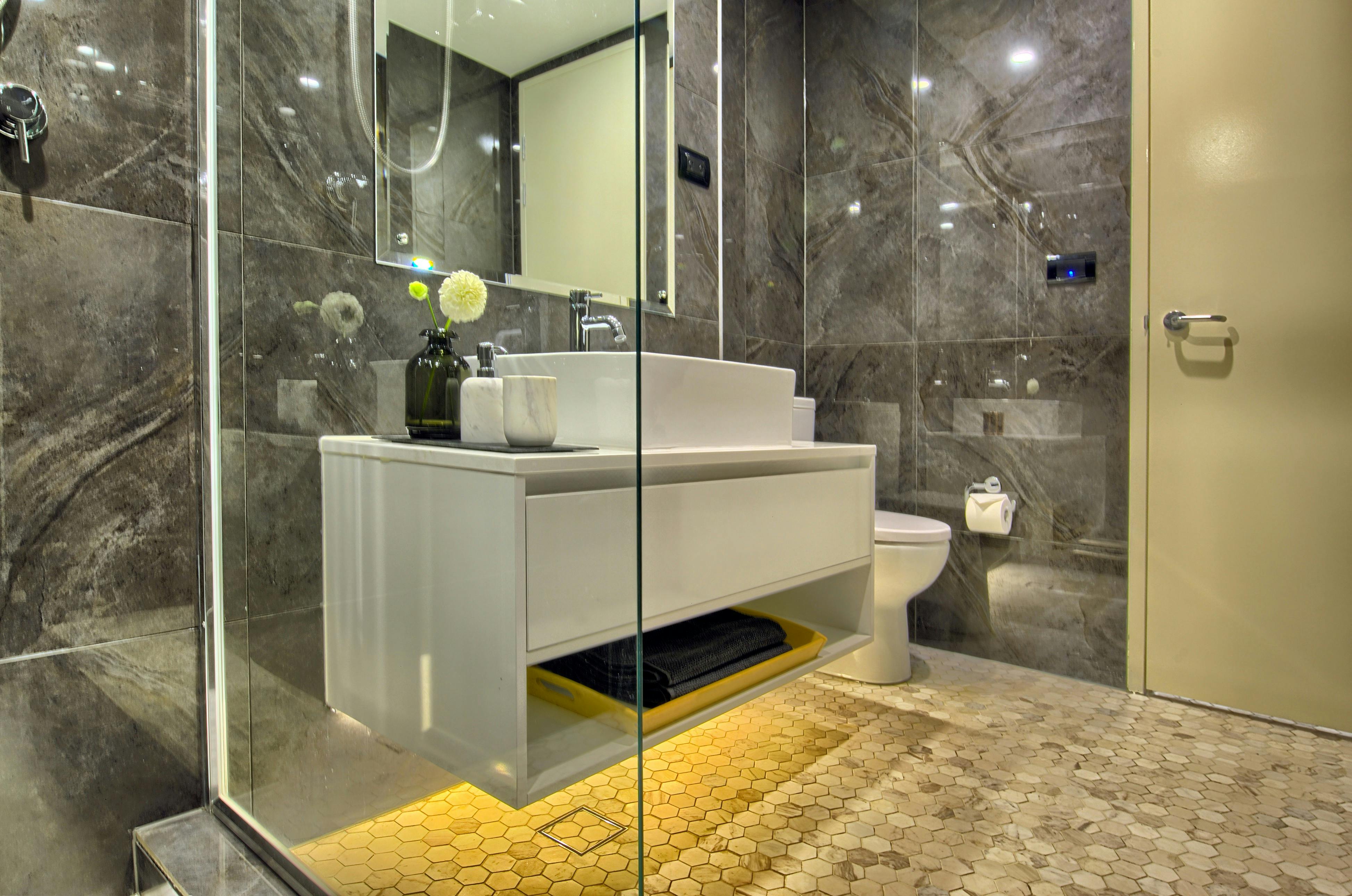 Bathroom of the King room with balcony with a shower