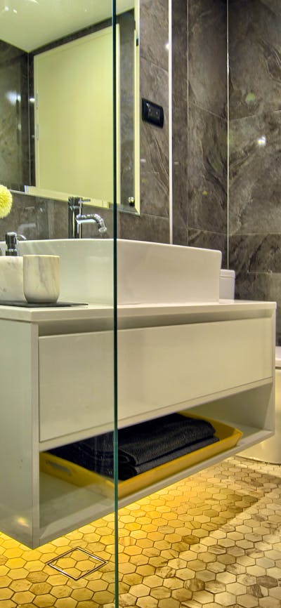 Bathroom of the King room with balcony with a shower