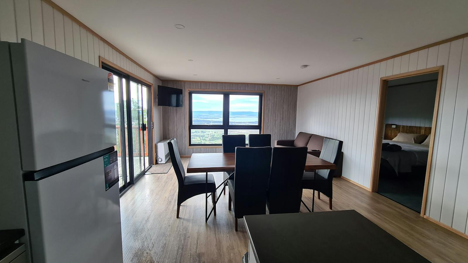 Fully equipped kitchen and dining area