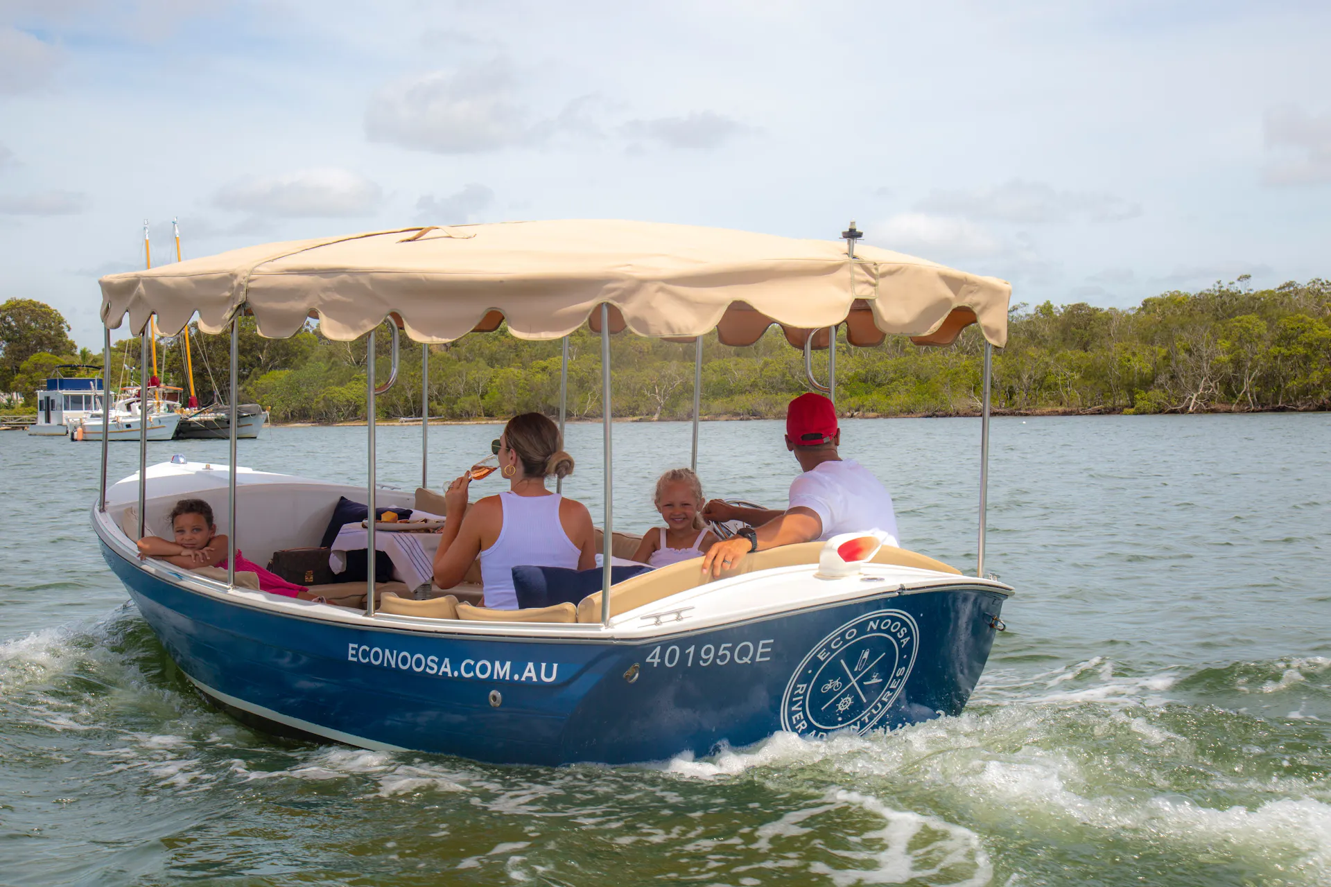 Family cruise Boat Hire Eco Noosa Electric Picnic Boat