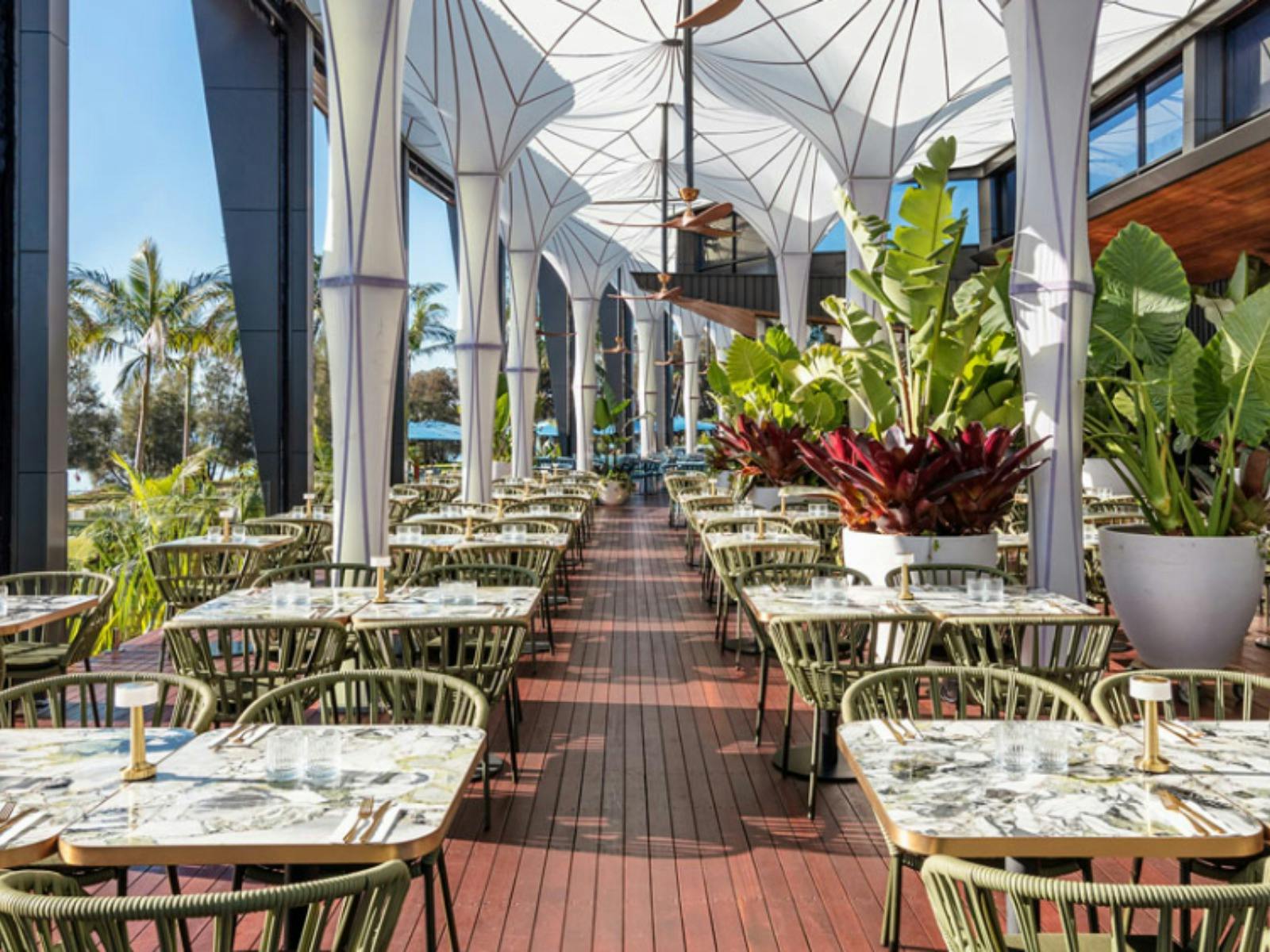 Restaurant im Freien mit Tischen und Stühlen