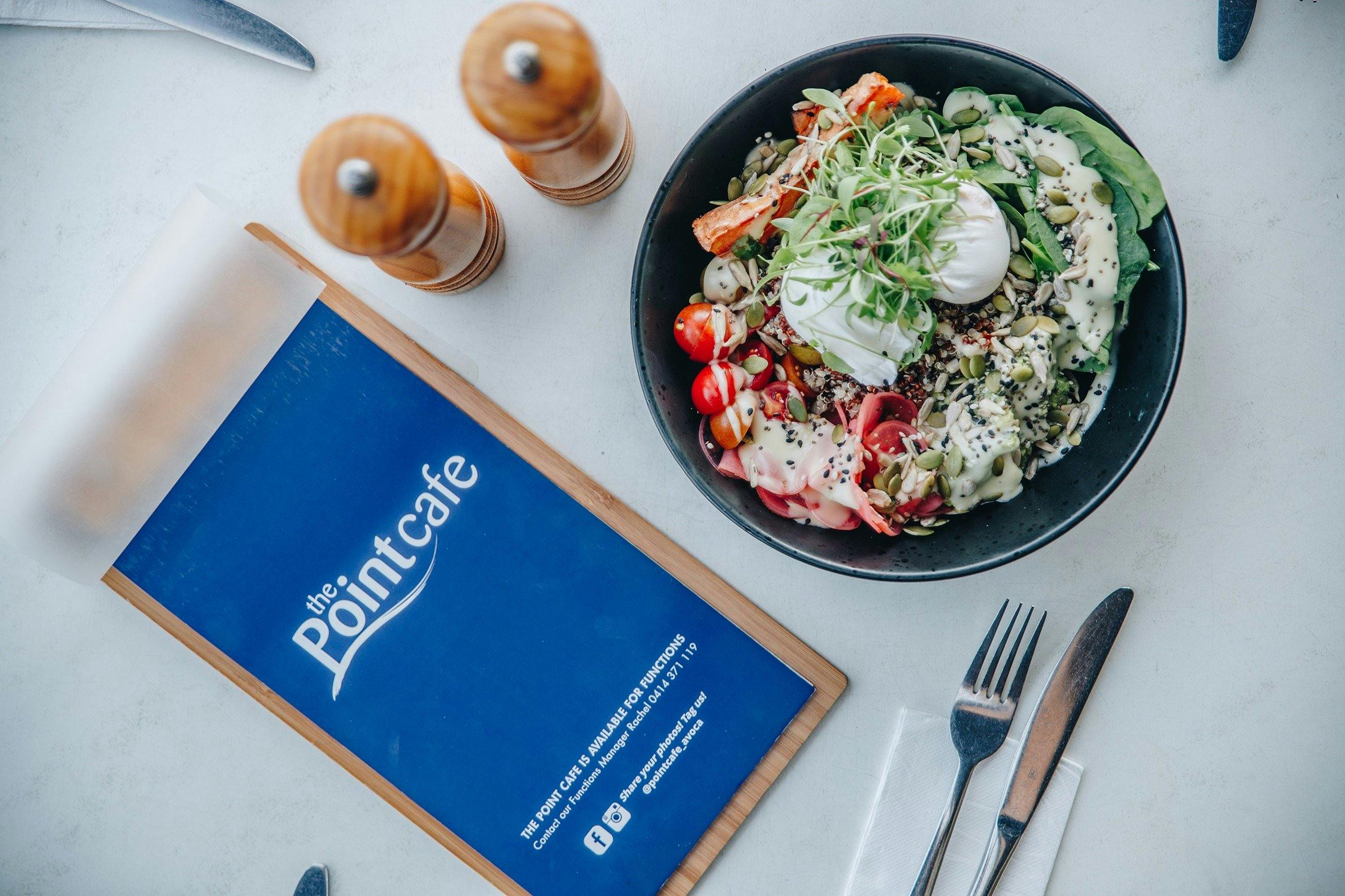 테이블에 포인트 카페 아보카도 비치 메뉴