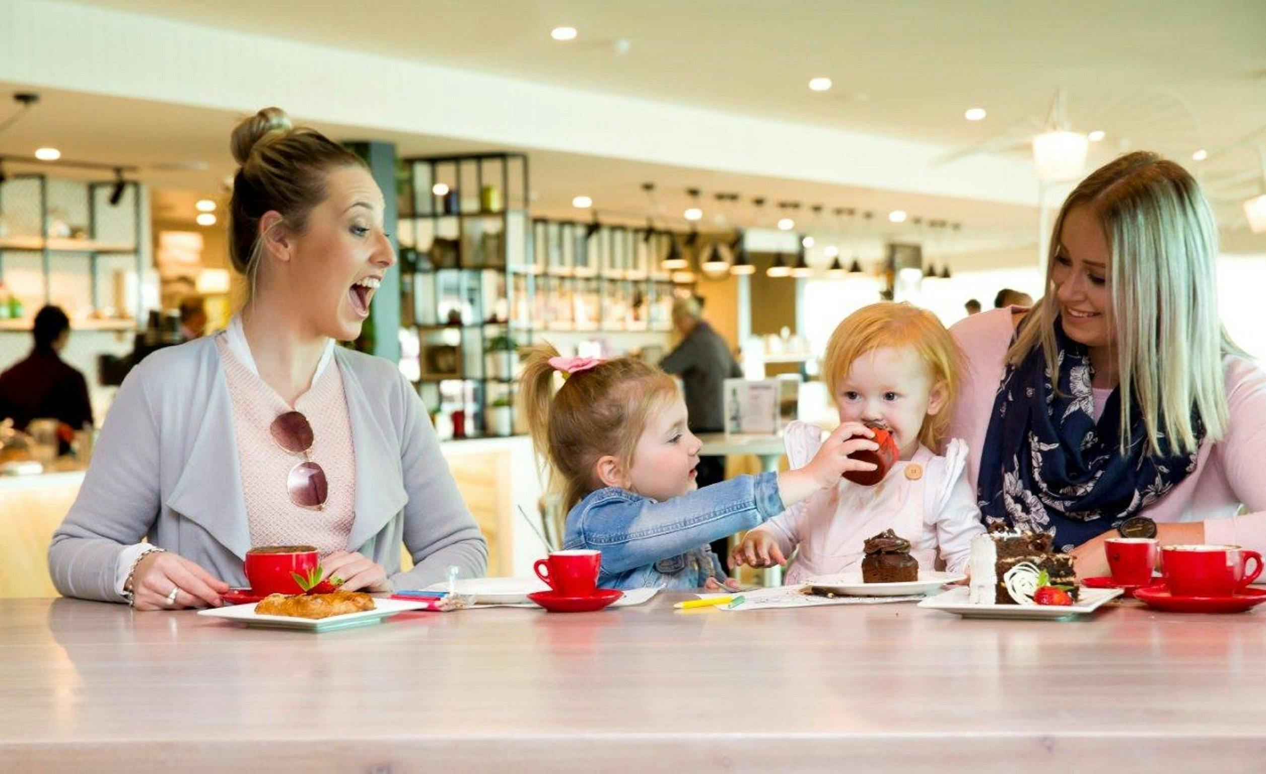 與媽媽一起喝早茶 貝特曼斯灣士兵俱樂部