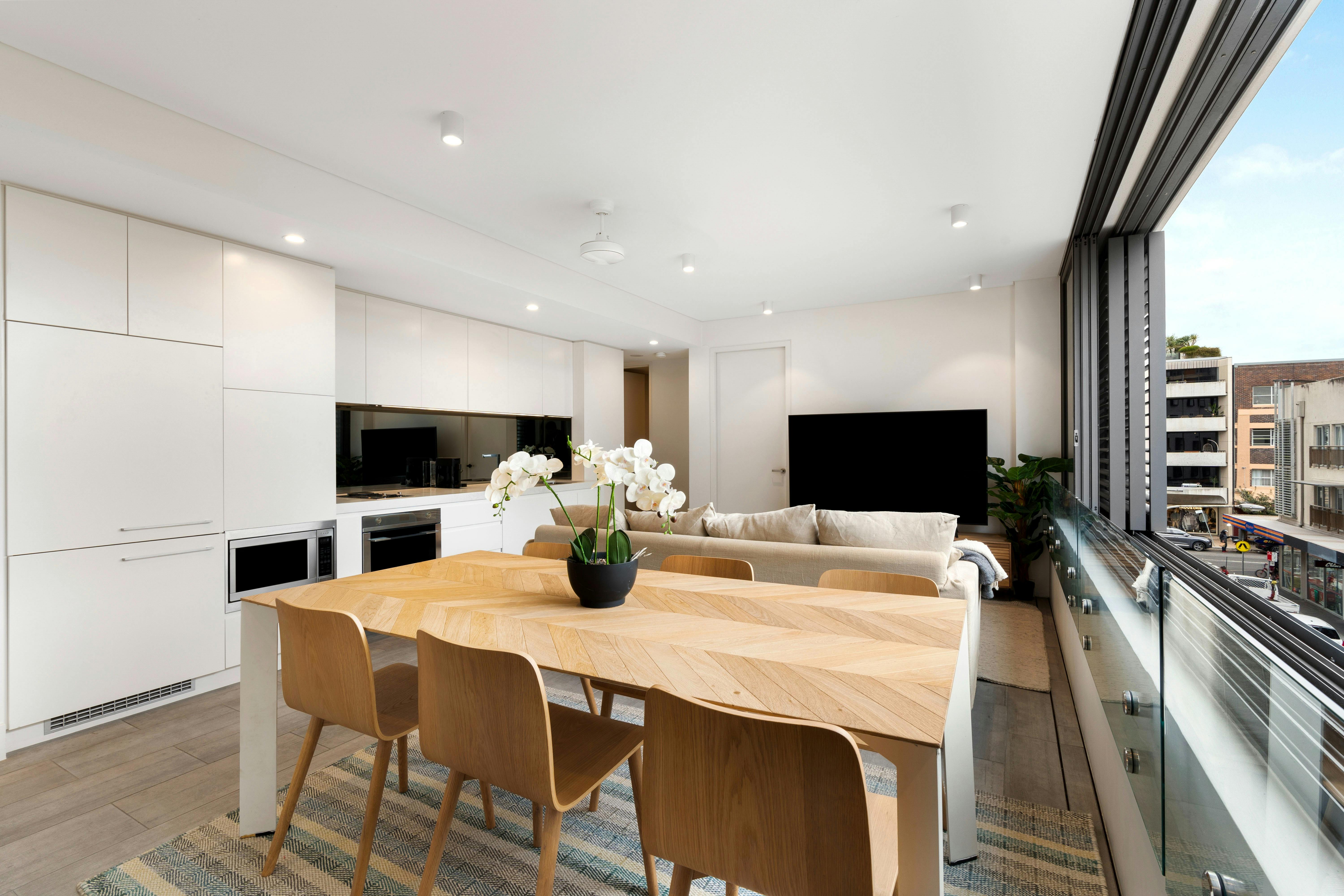 开放式厨房和起居区，配有时尚的家具。