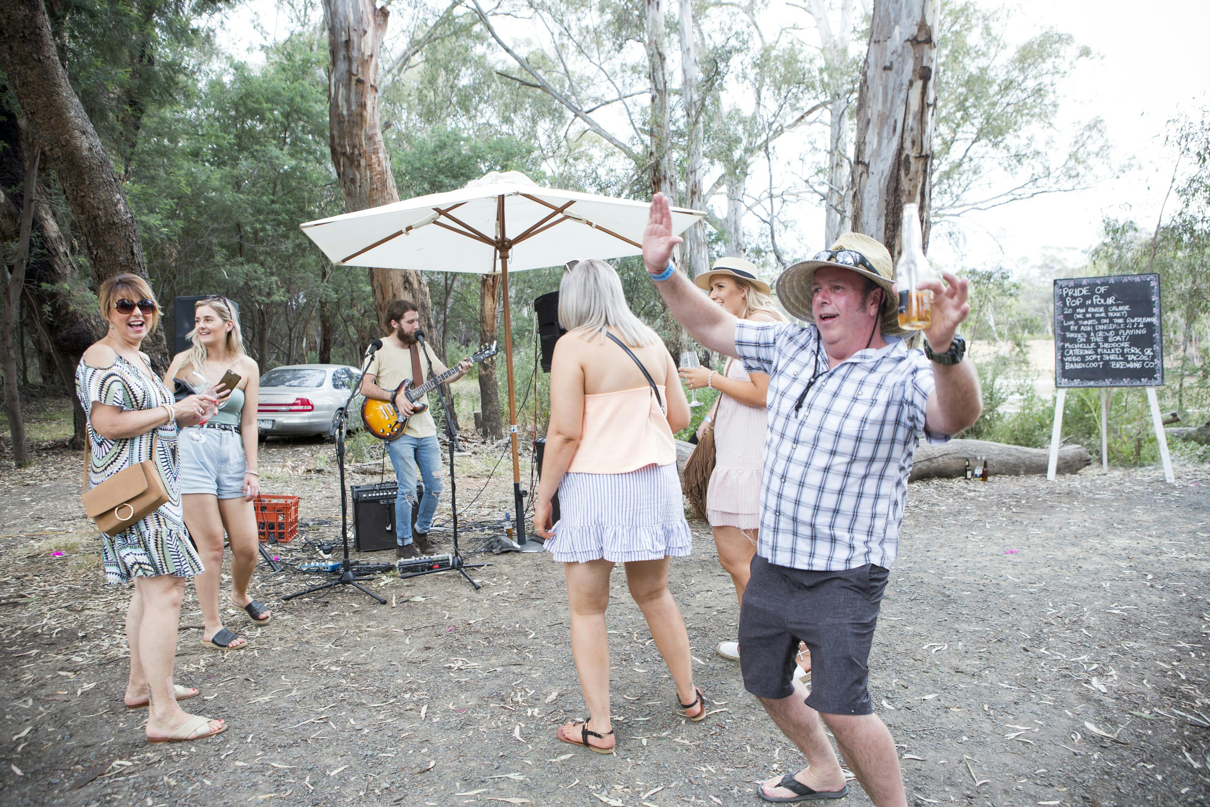 留意散落在小徑周圍的流行音樂家。誰說等待很無聊