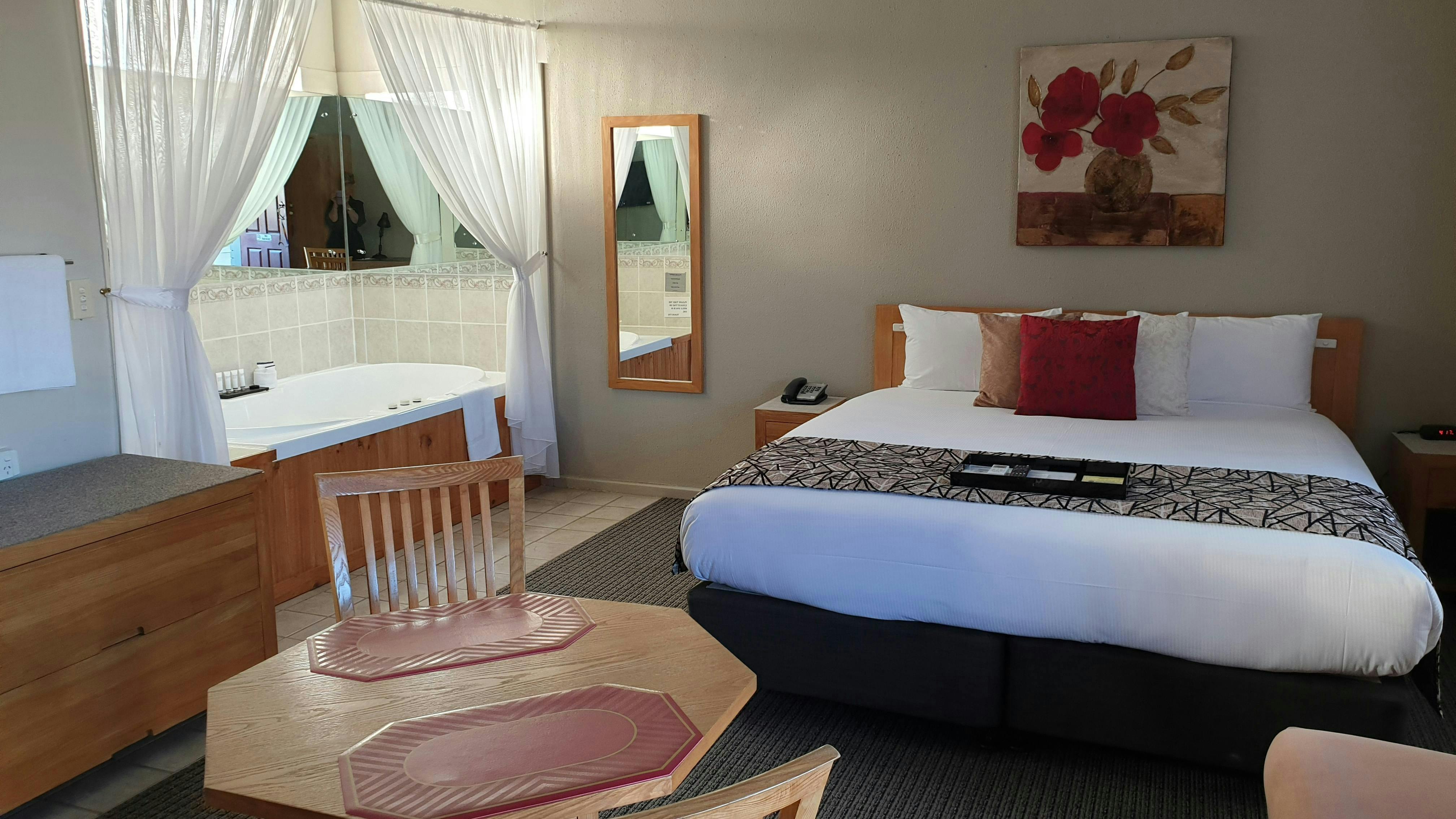 Best Western Endeavour Motel spa suite