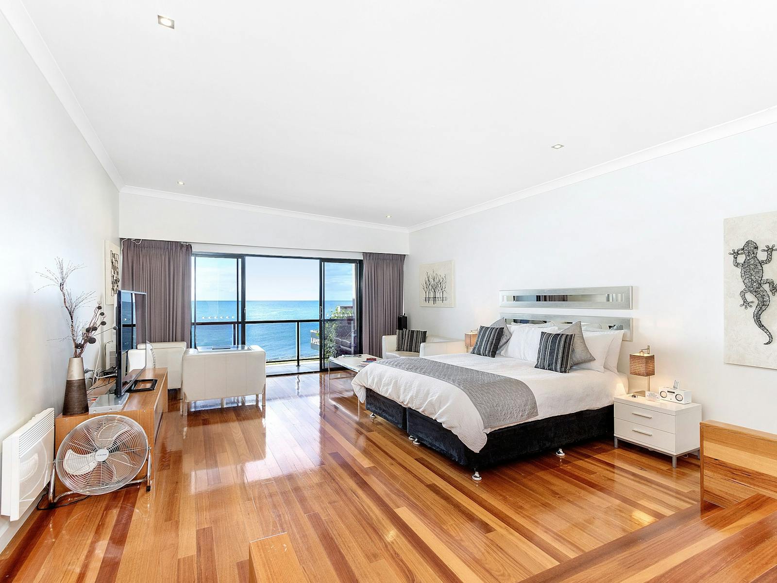 This stylish suite with breathtaking views over Bass Strait sets The Madsen apart as a truly unique