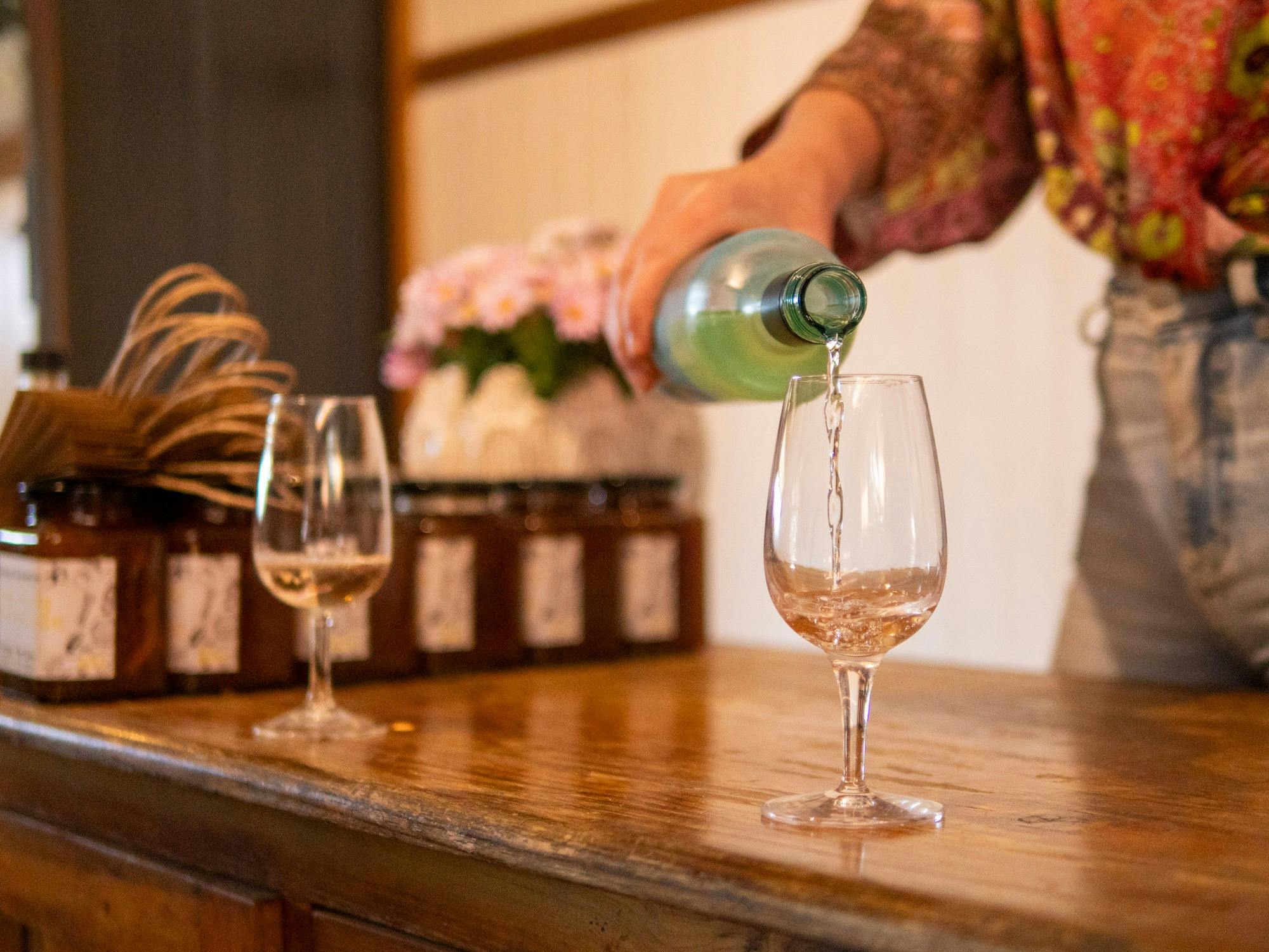 ティルバ・バレー・ワイナリーでワインを注ぐ