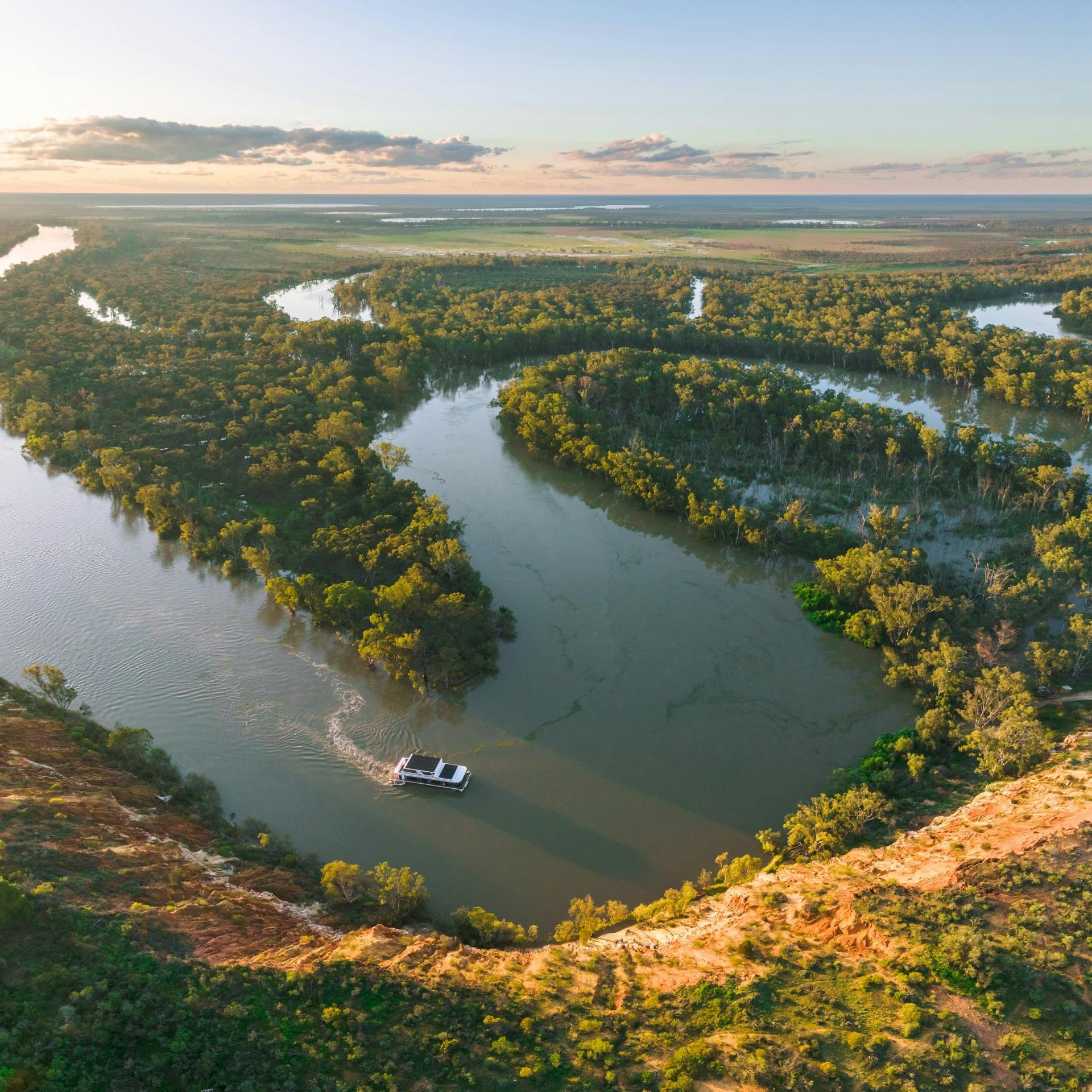 Murray River landscape on Murray River Walk and Murray River Safari
