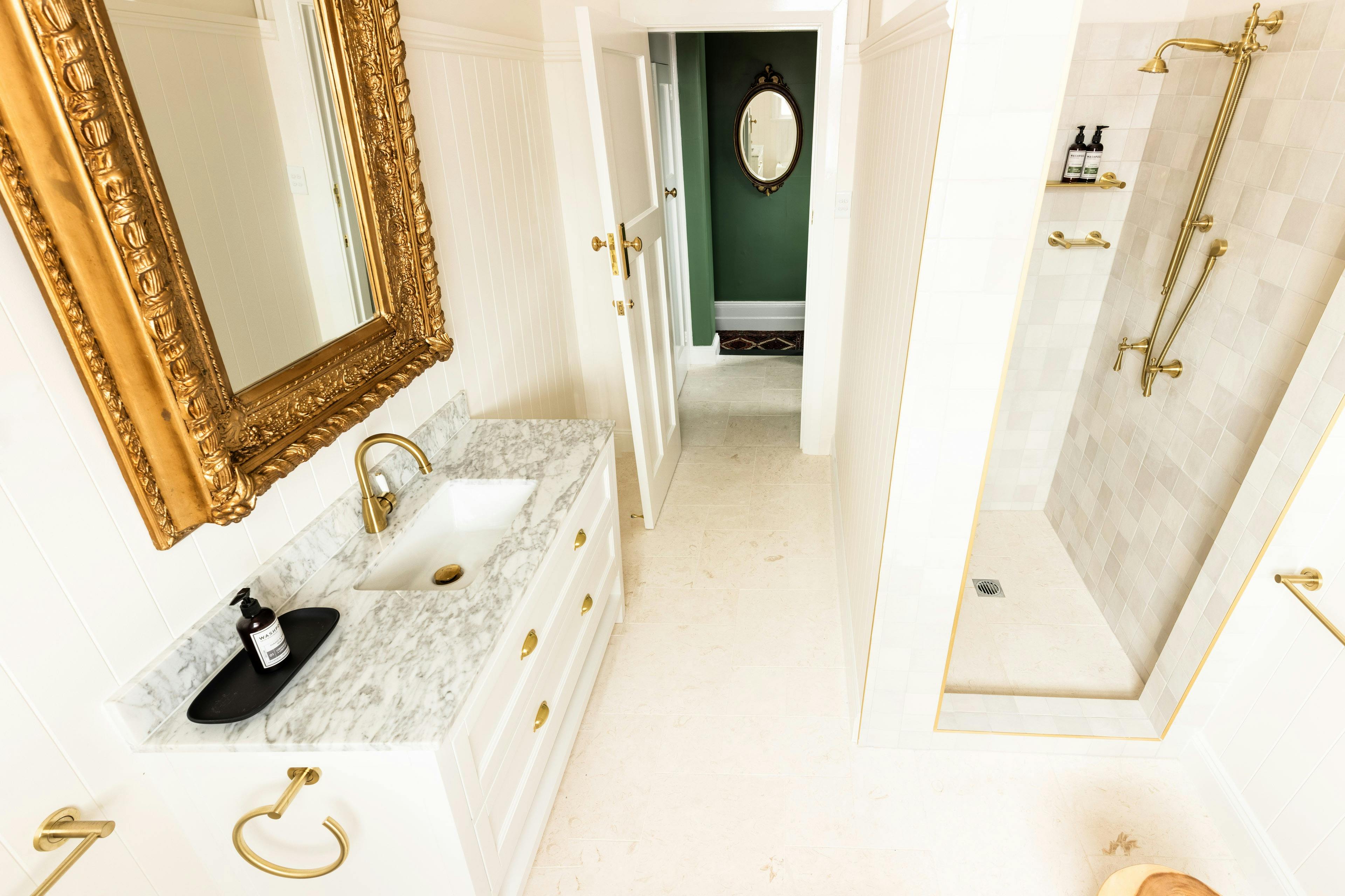 バスとバスローブが備わっています。