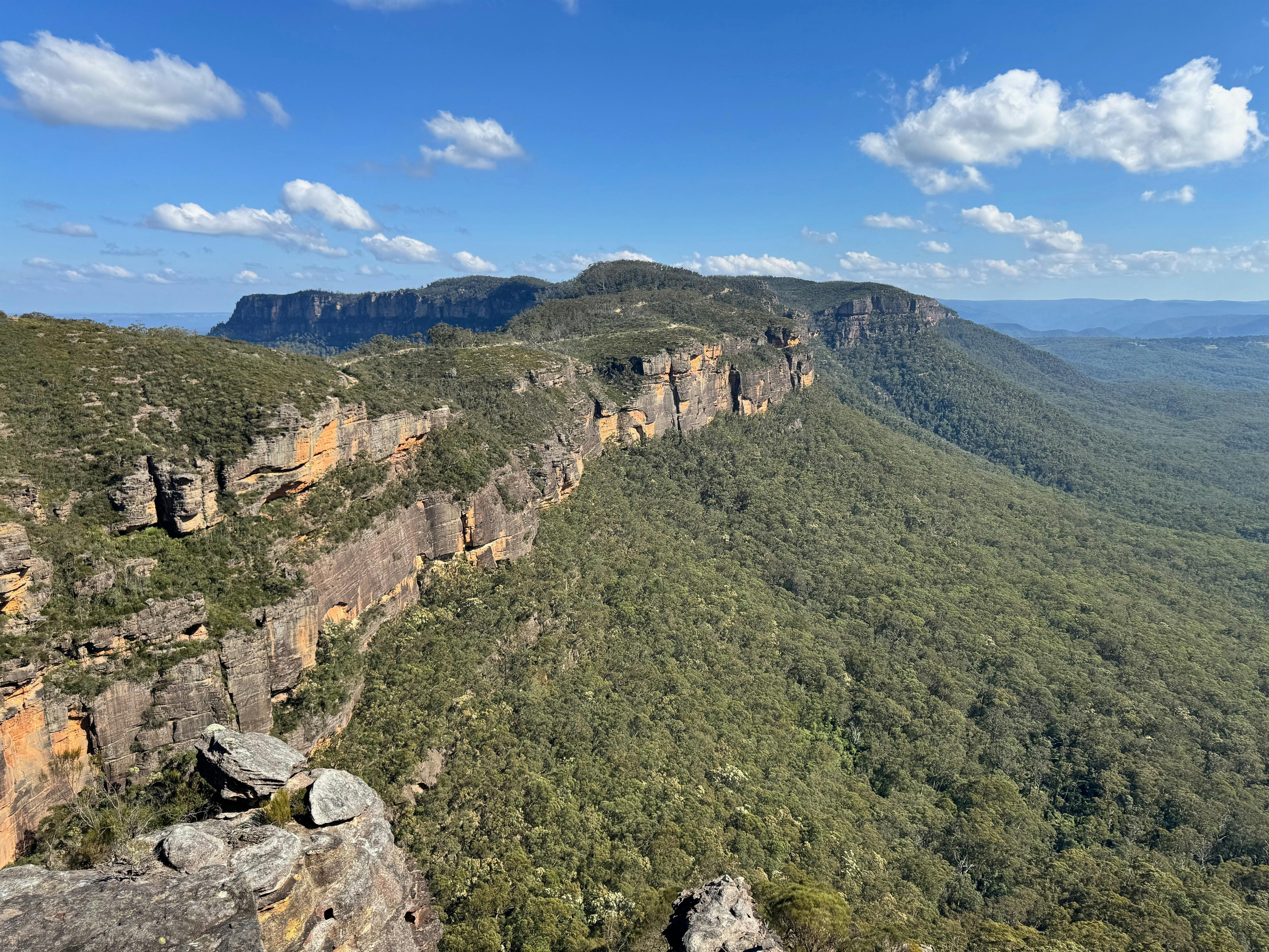 Cliffline view of Narrowneck in the Blue Mountains