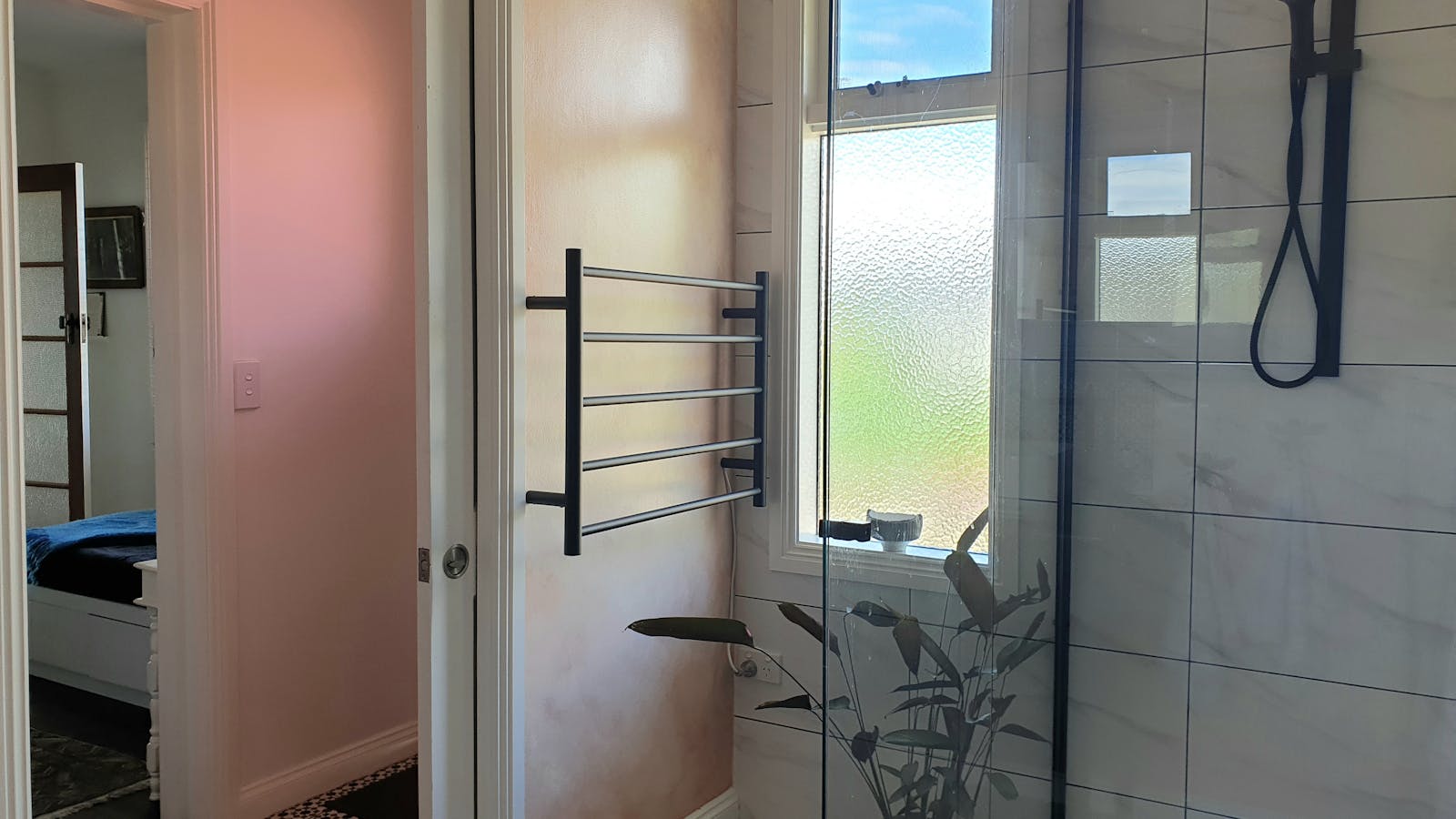 Huon Belle Homestead Entrance hall and bathroom