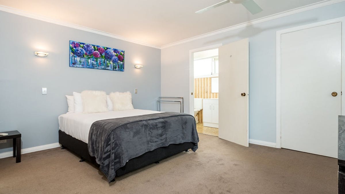 4 Bedroom home in Burleigh - Master Bedroom