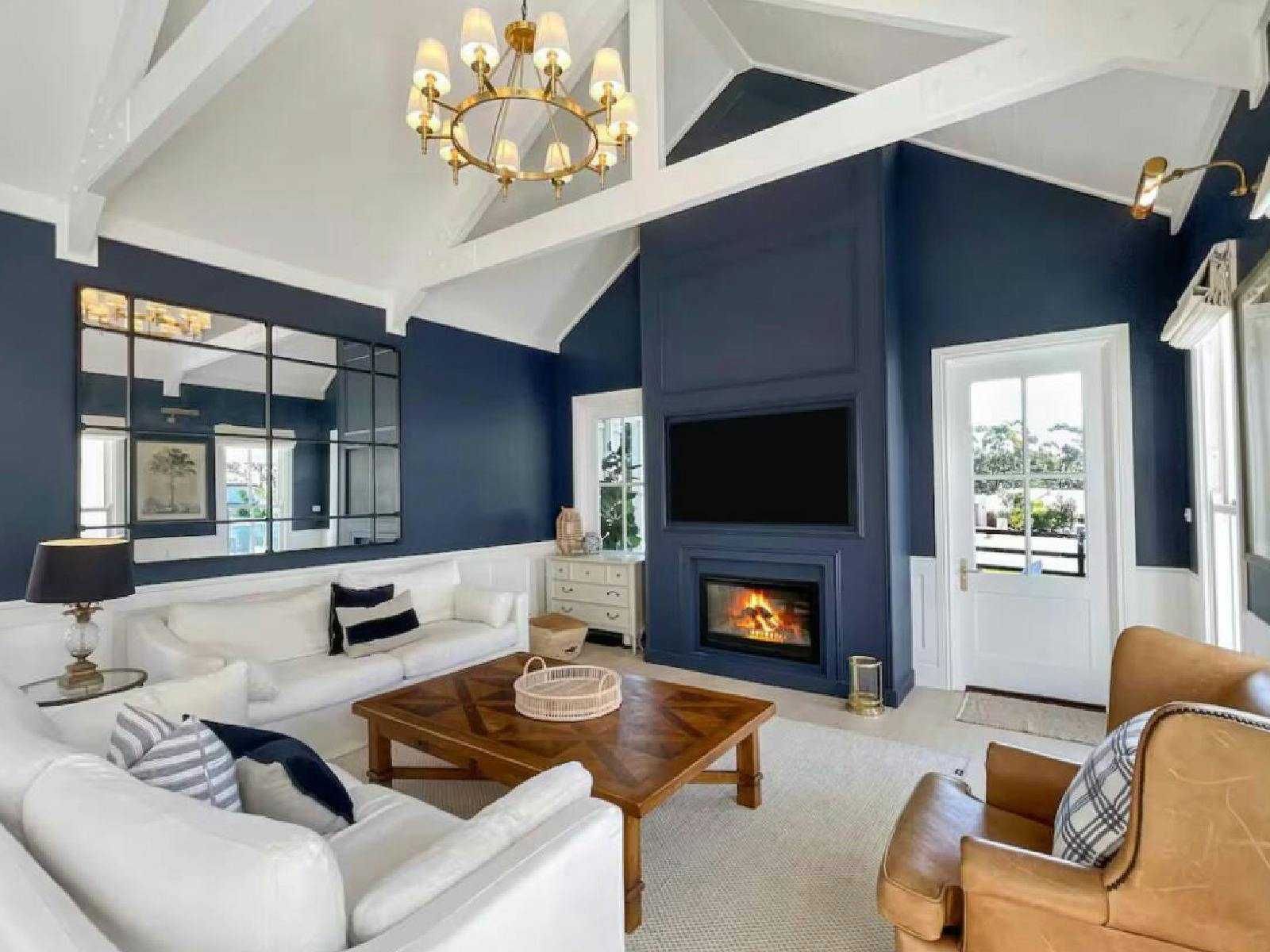 The Homestead - Lounge area with fireplace