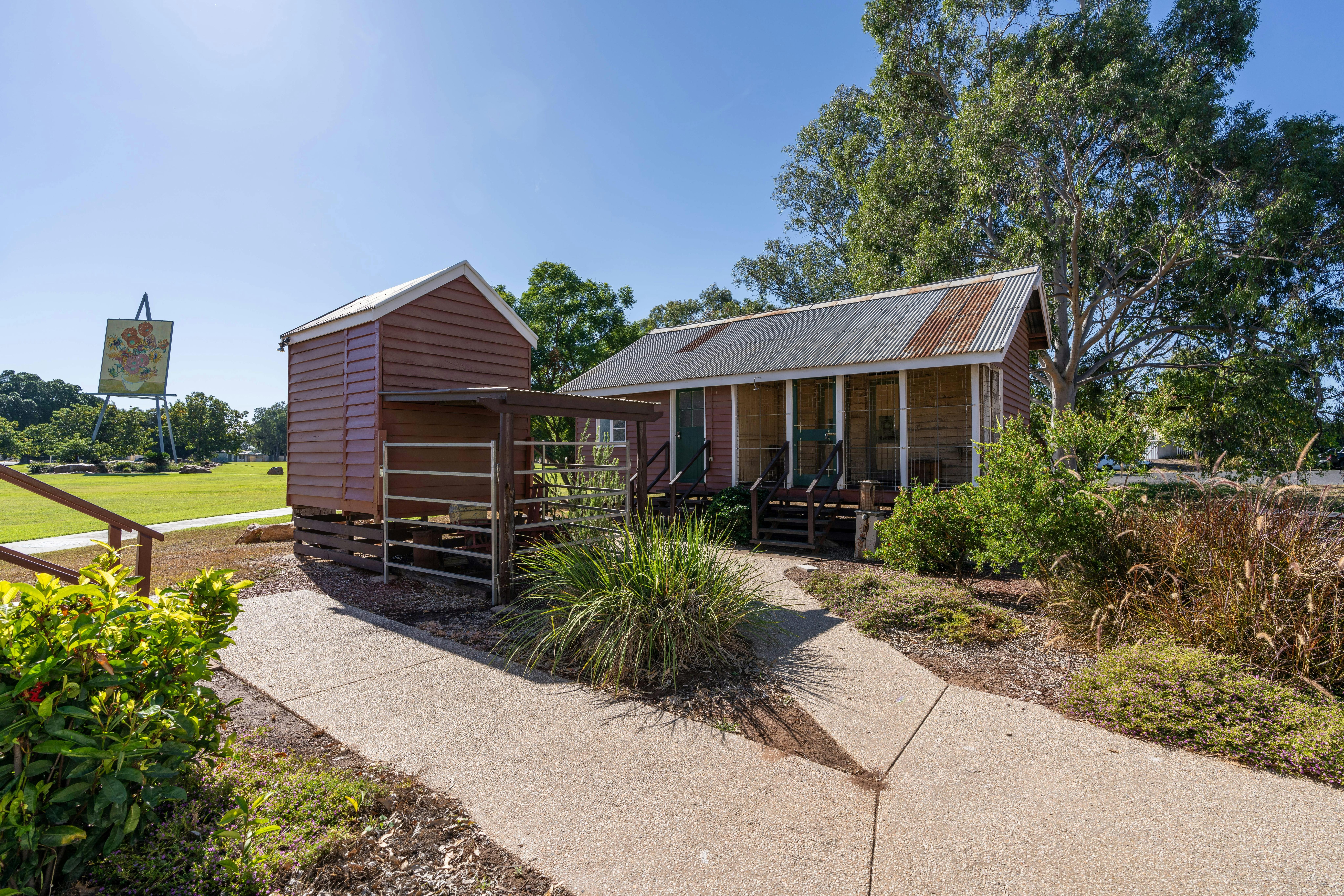 Emerald Pioneer Cottage Complex