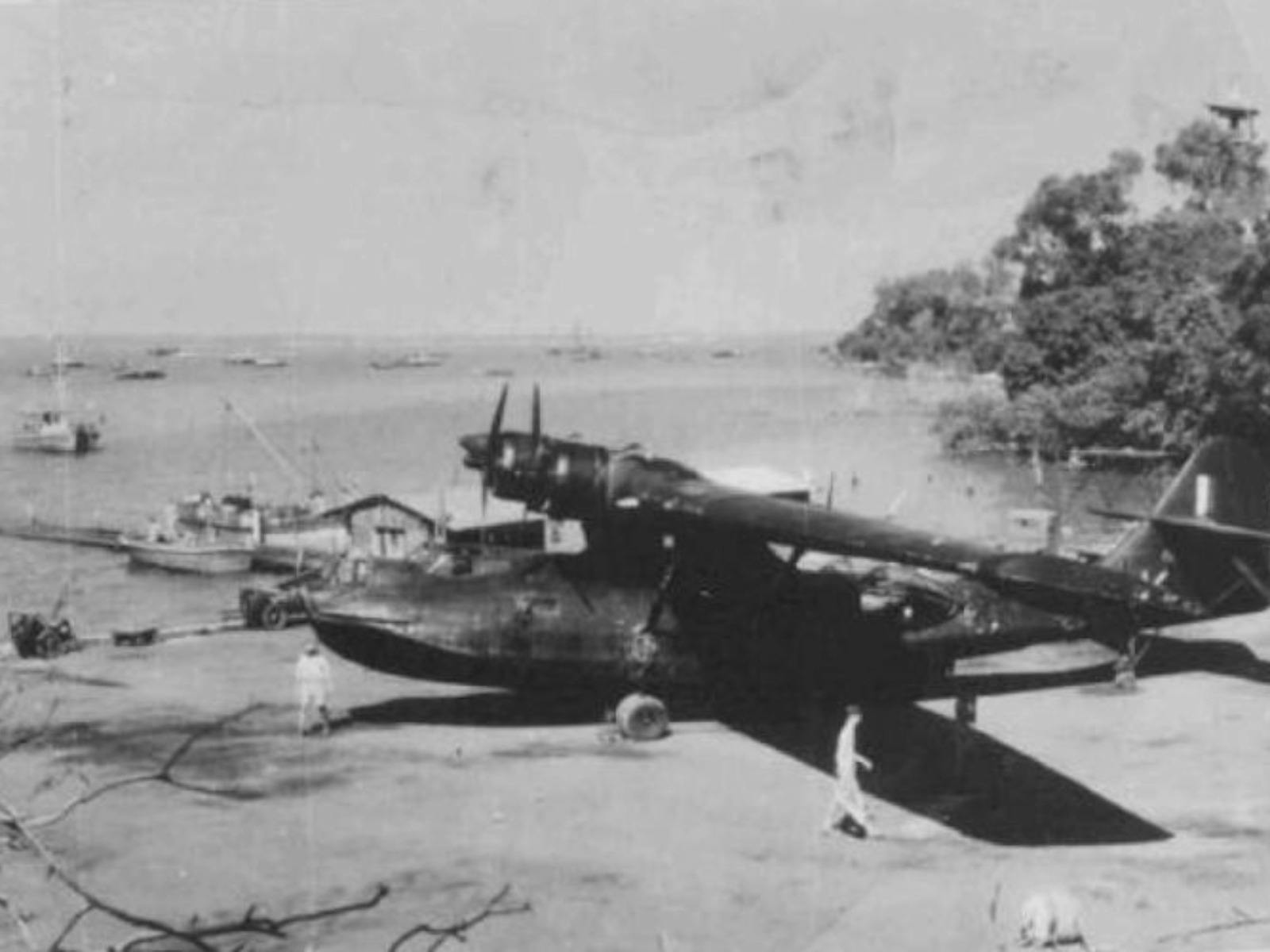 Catalina at Doctor's Gully, Darwin in July 1945, about to be placed in the water