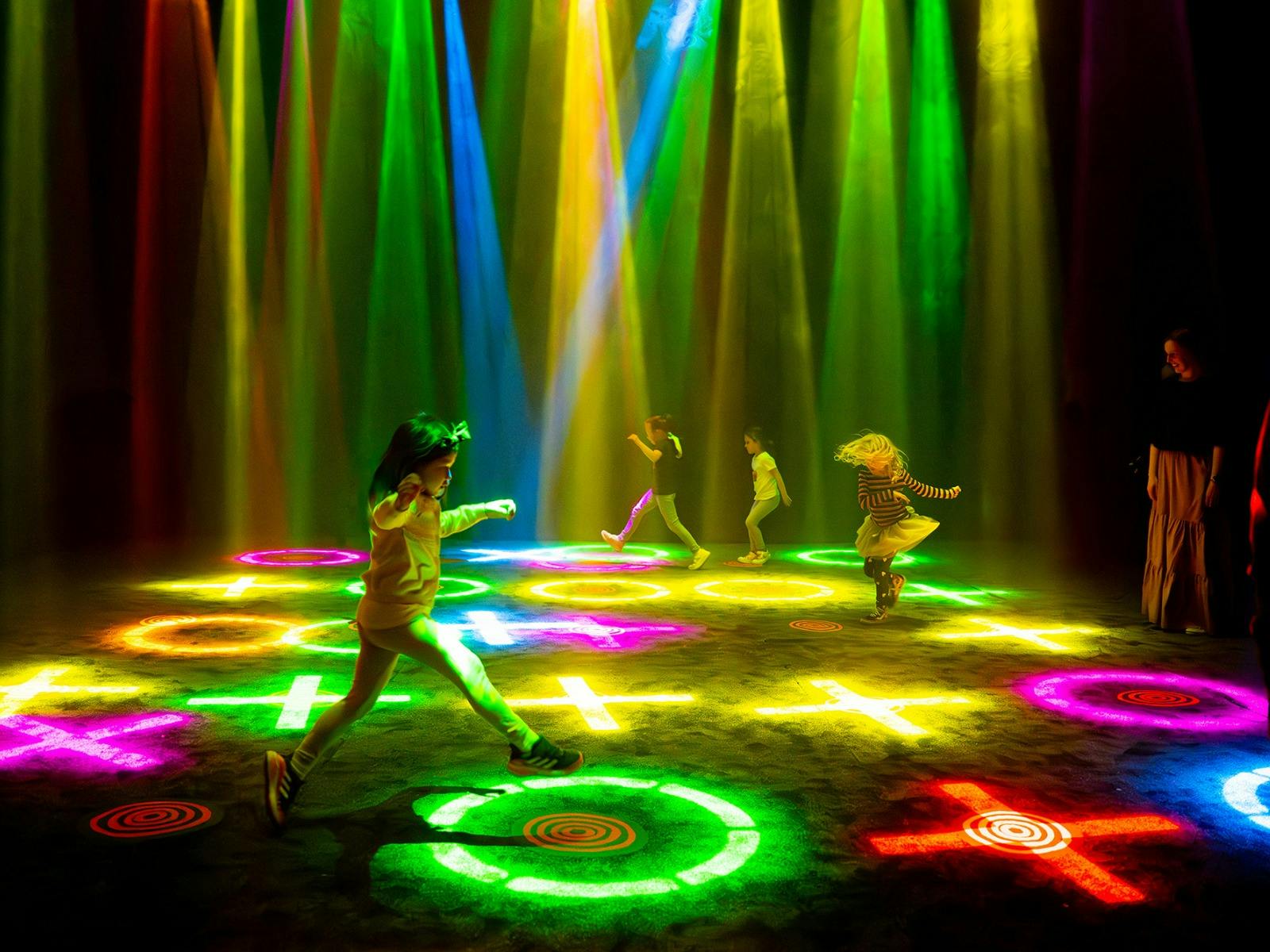 孩子们跑过一间光线充足的房间。