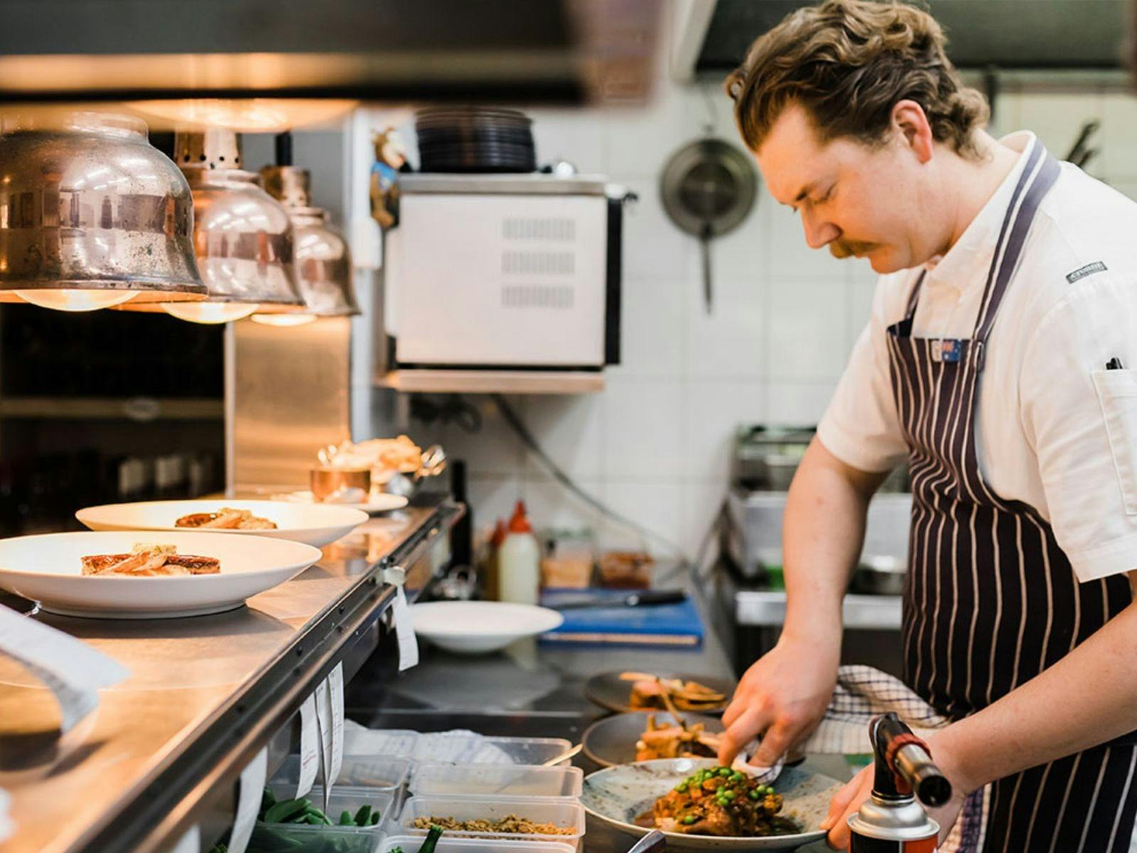 ビストロ モリンズ シェフ ギャレスがおいしいメインを盛り付ける