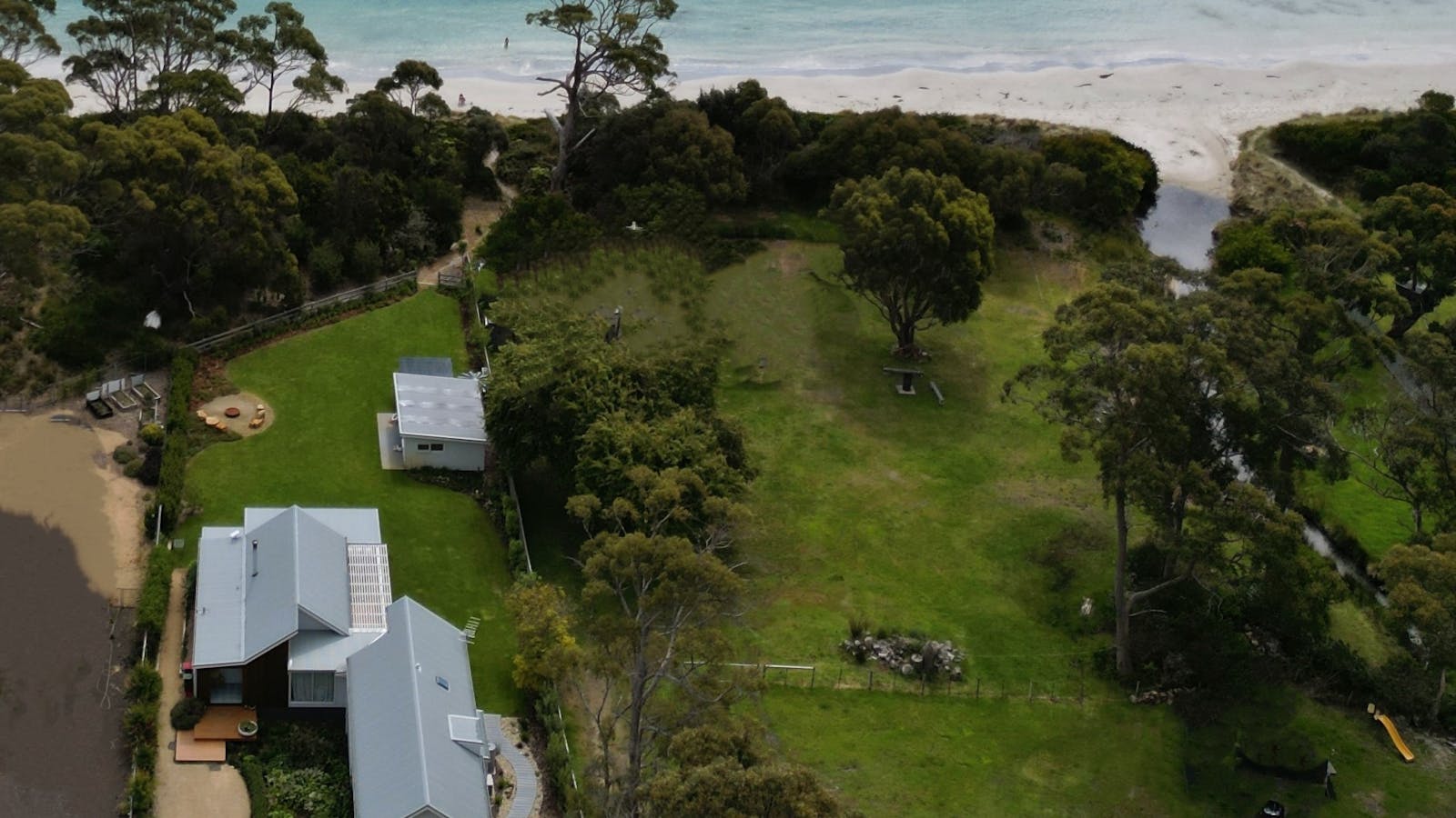 House and the path to the beach