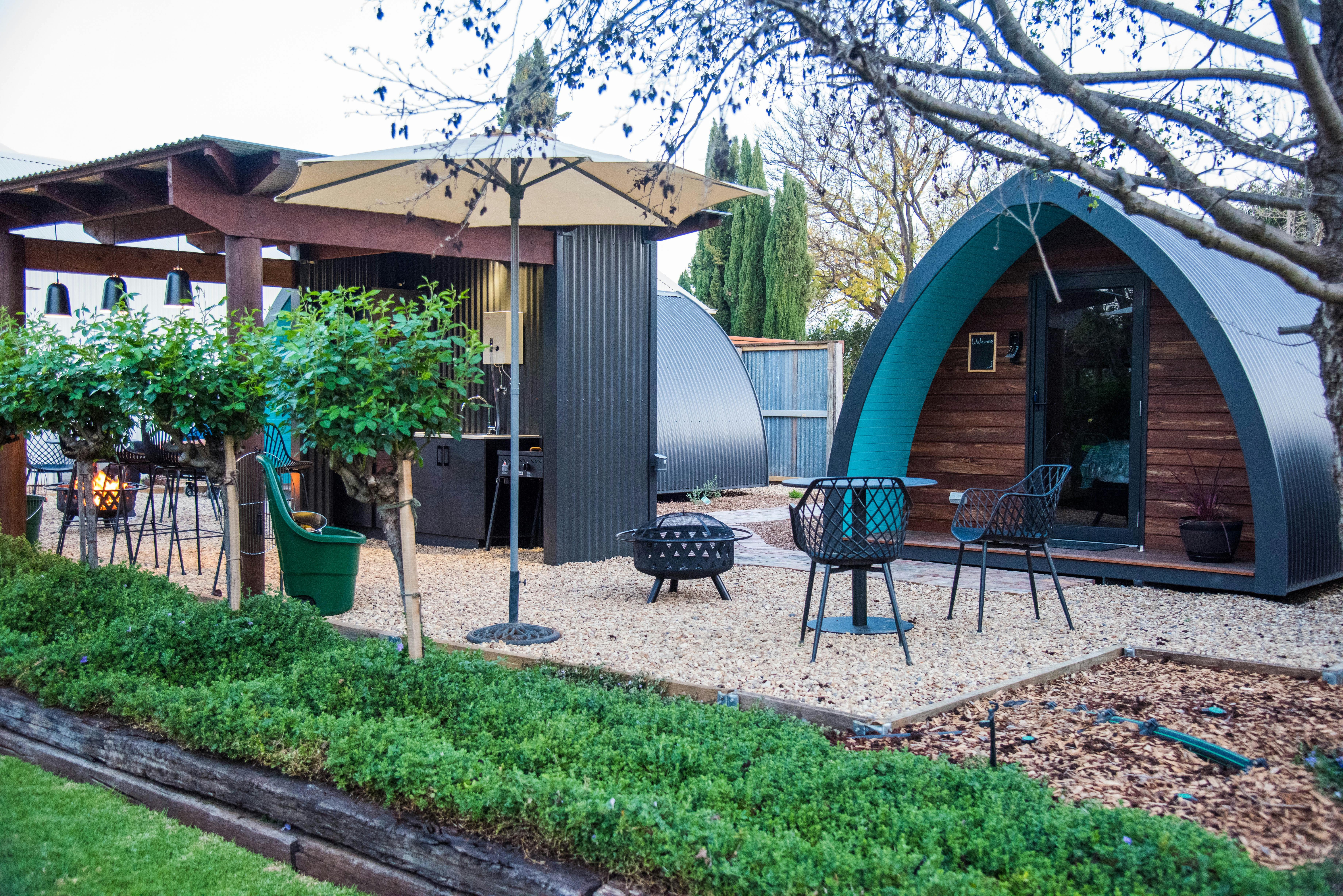 Patio and central BBQ pergola