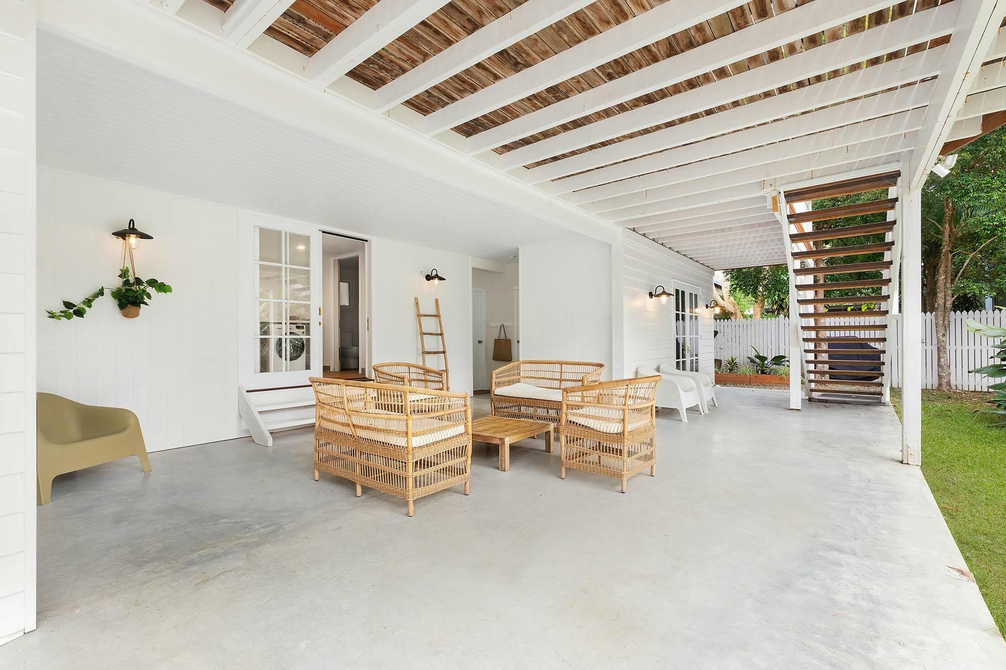 Golden Hus - South Golden Beach - Outdoor Living Area Downstairs