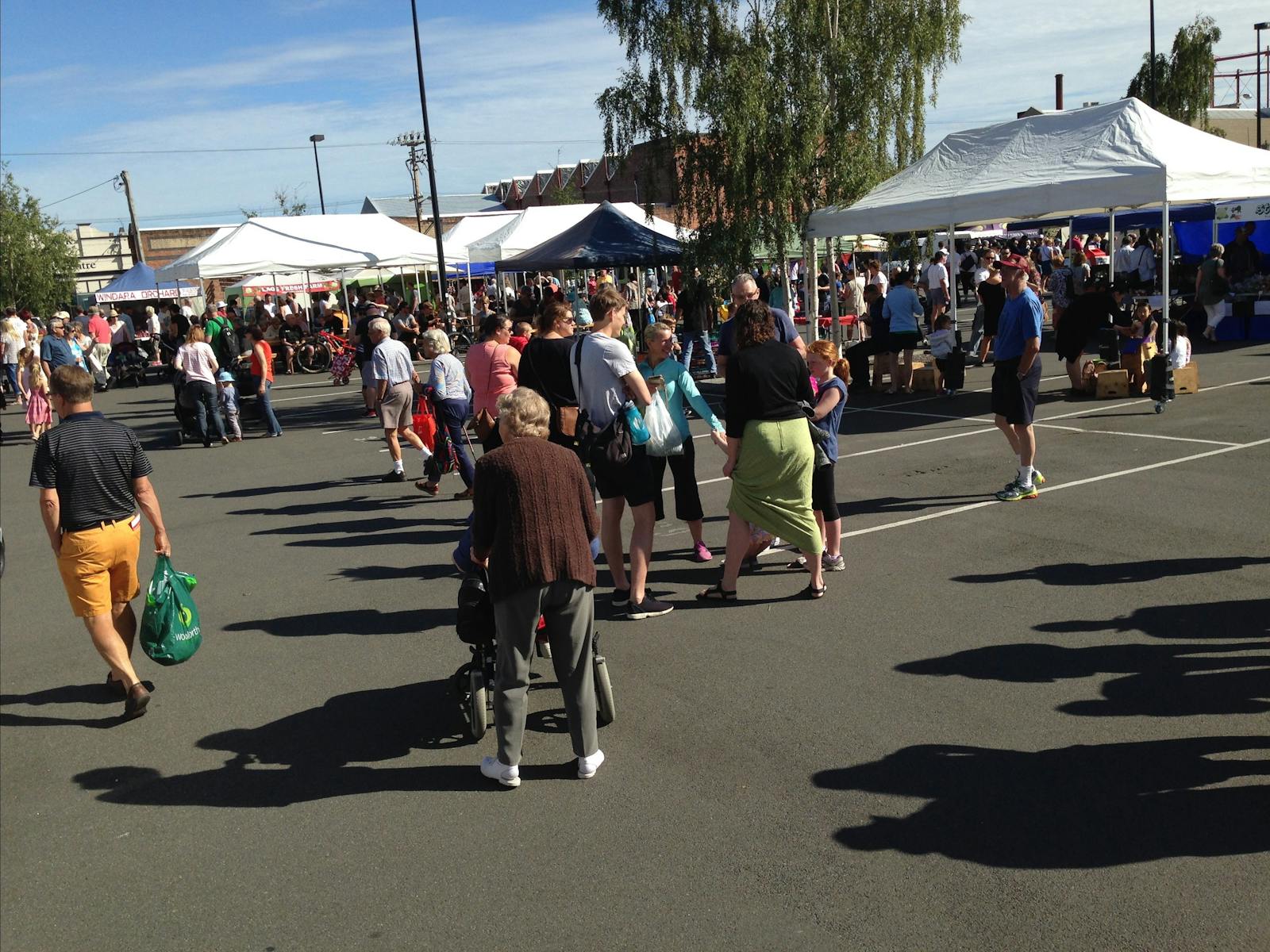 A sunny Harvest market