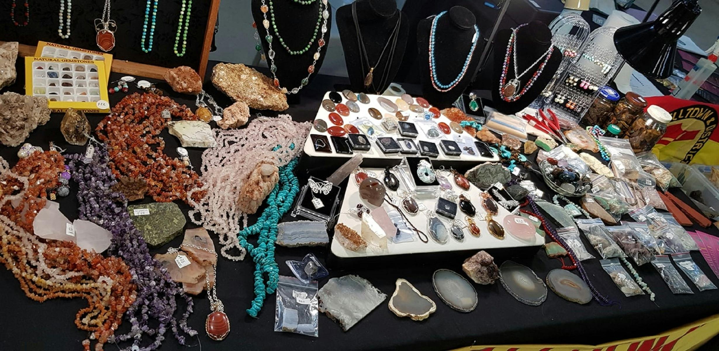 Verschiedene Steinschmuckstücke und Kristalle werden am Markttag des Campbelltown Lapidary Club ausgestellt