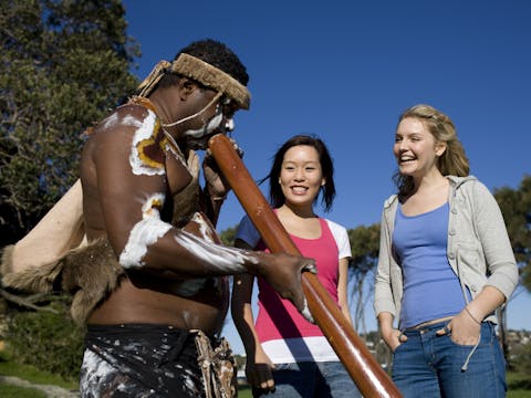 부족 전사와 함께하는 시드니 하버 크루즈
