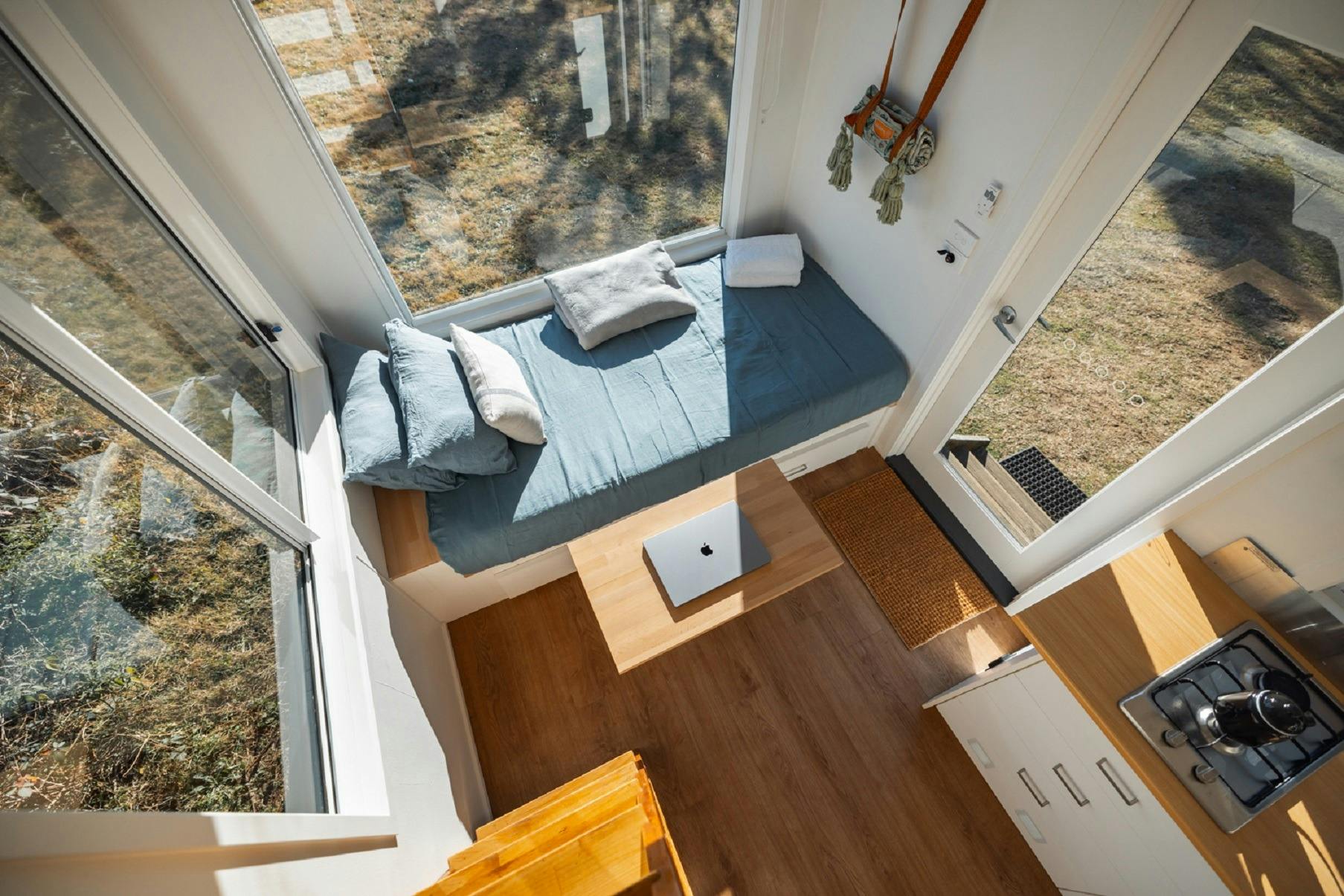 Into The Wild Escapes - Elizabeth