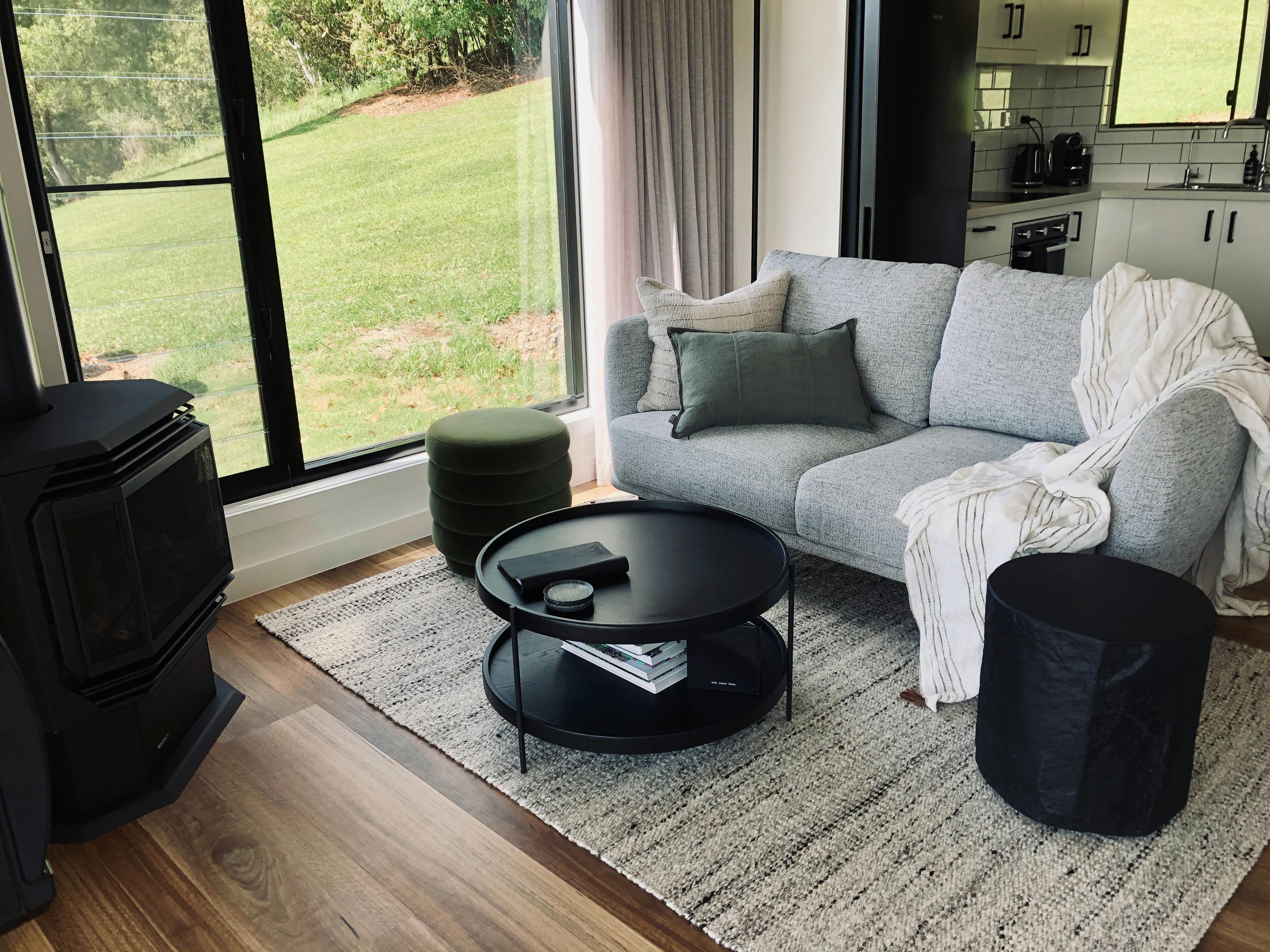 쿠션이 있는 소파. 가스 벽난로. 커피 테이블.