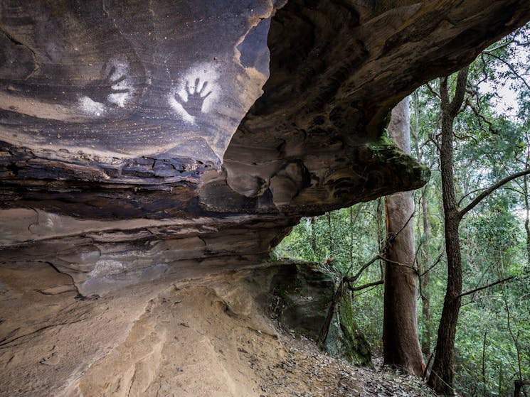Caves with hand stencils, Brokenback Range