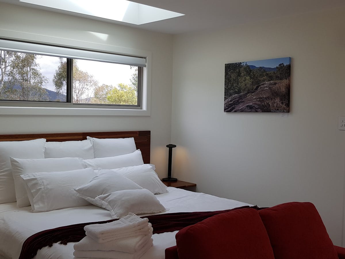 Adjustable split King bed with roof window at Neureum Park
