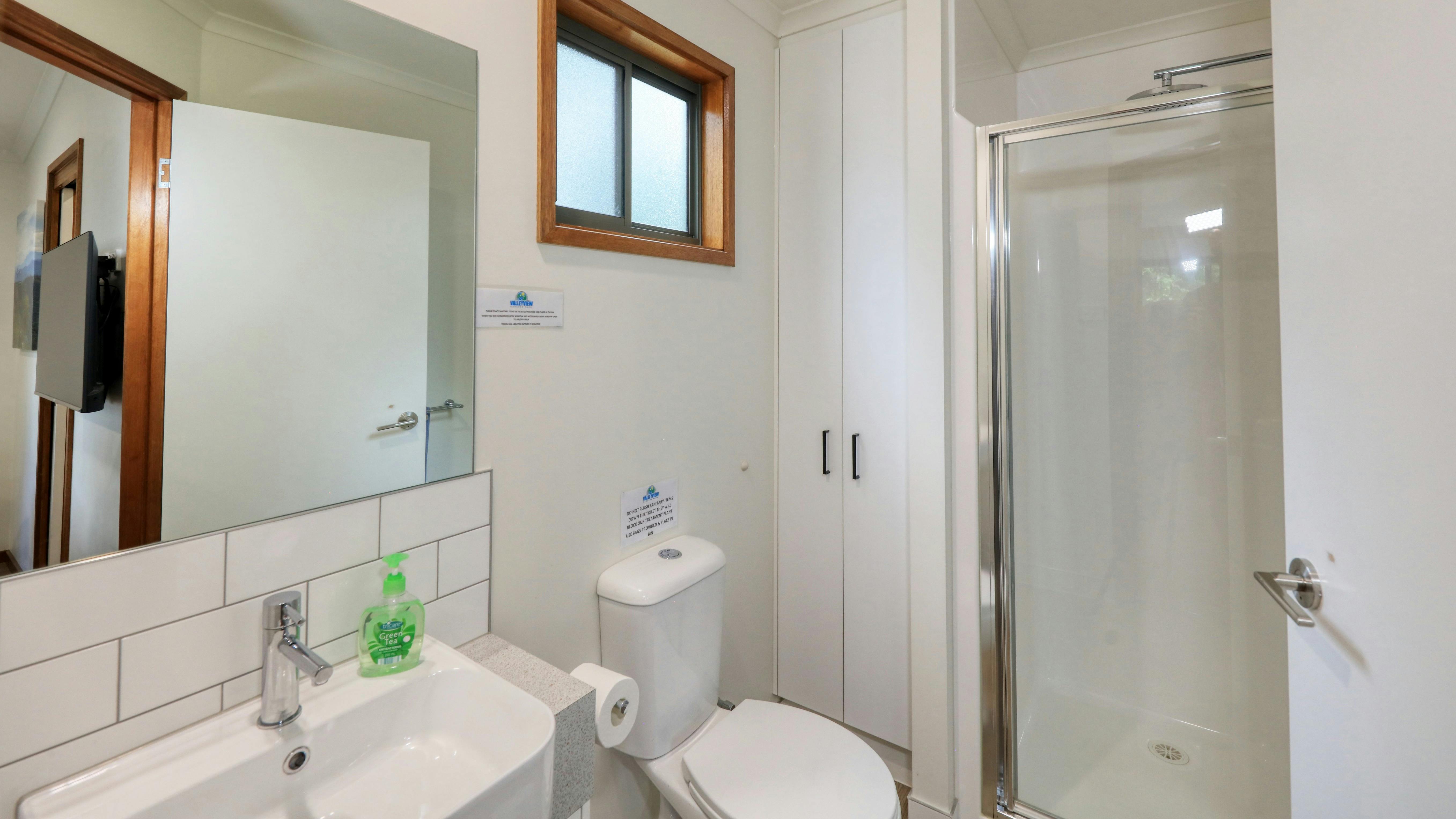 Deluxe Cabins - 2 bedroom - bathroom