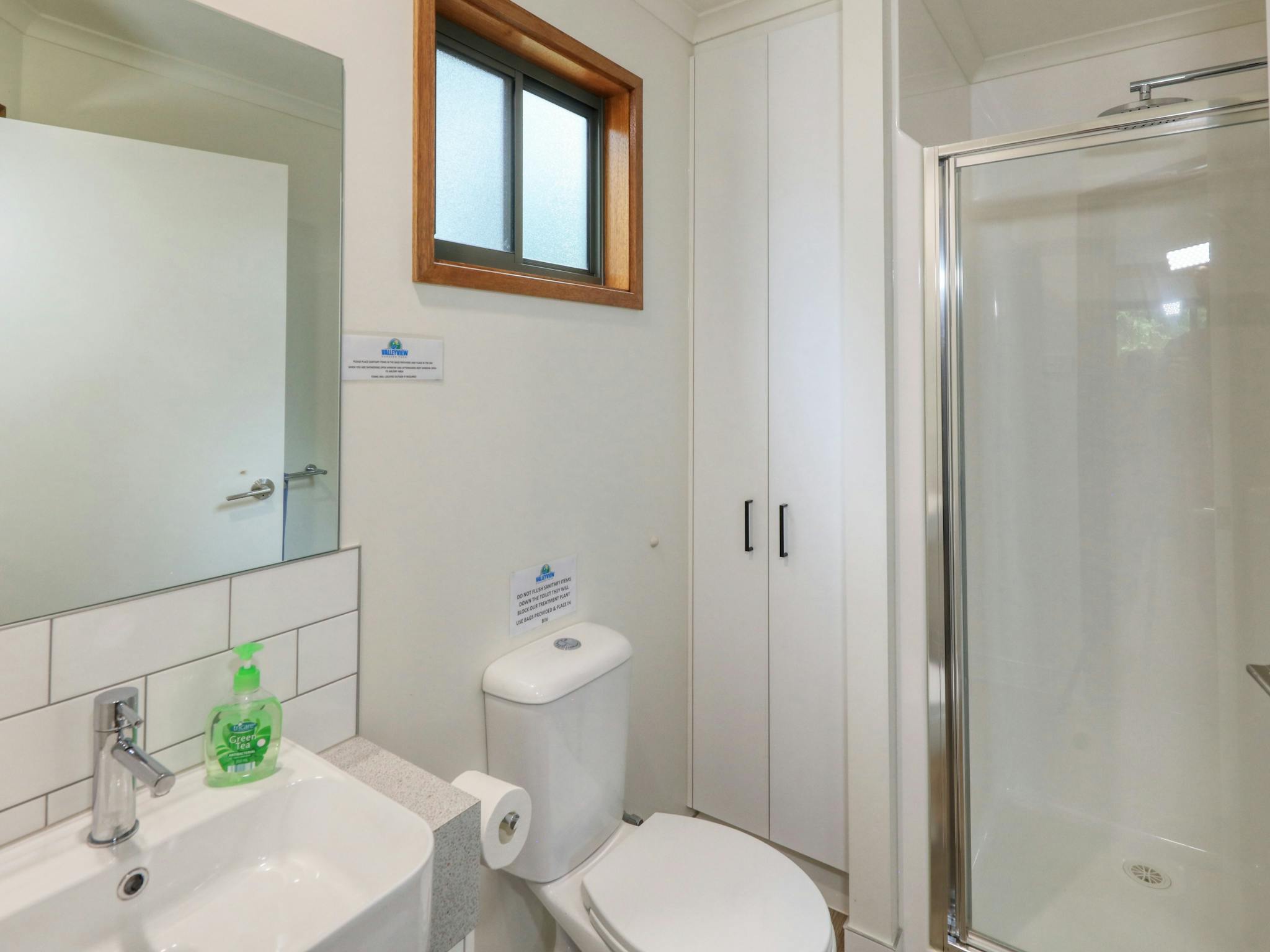 Deluxe Cabins - 2 bedroom - bathroom