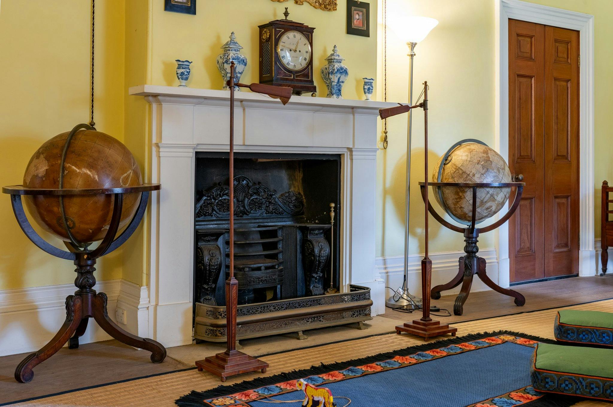 帕拉马塔总督府早餐室。历史悠久的壁炉及装饰品图片。