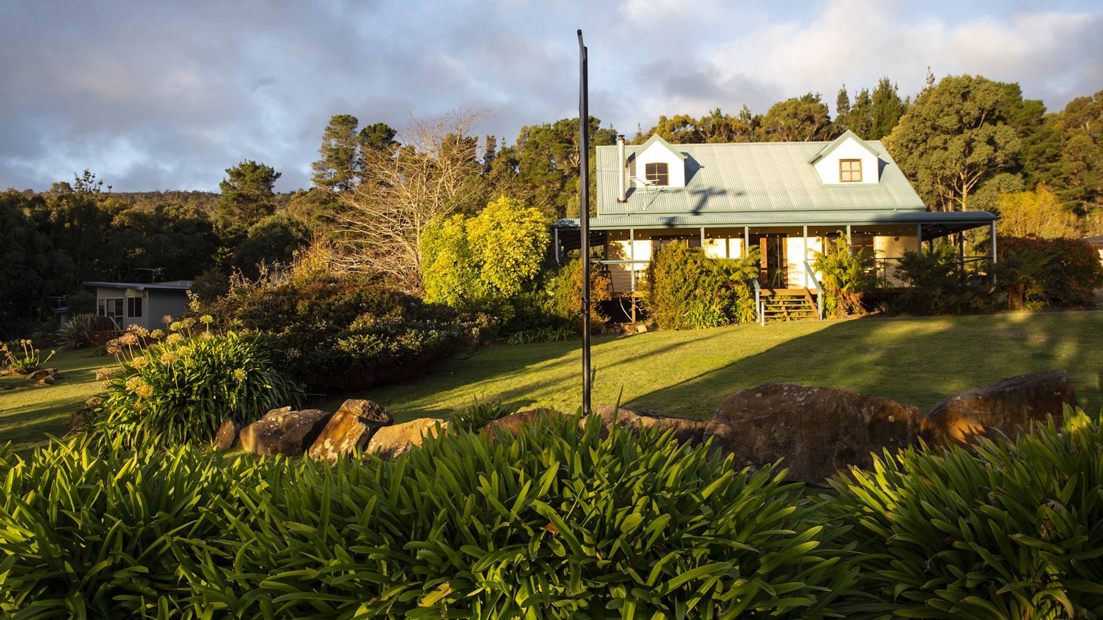 Cosy Bistro on the Tasman Peninslula, large deck and grounds for outside dining