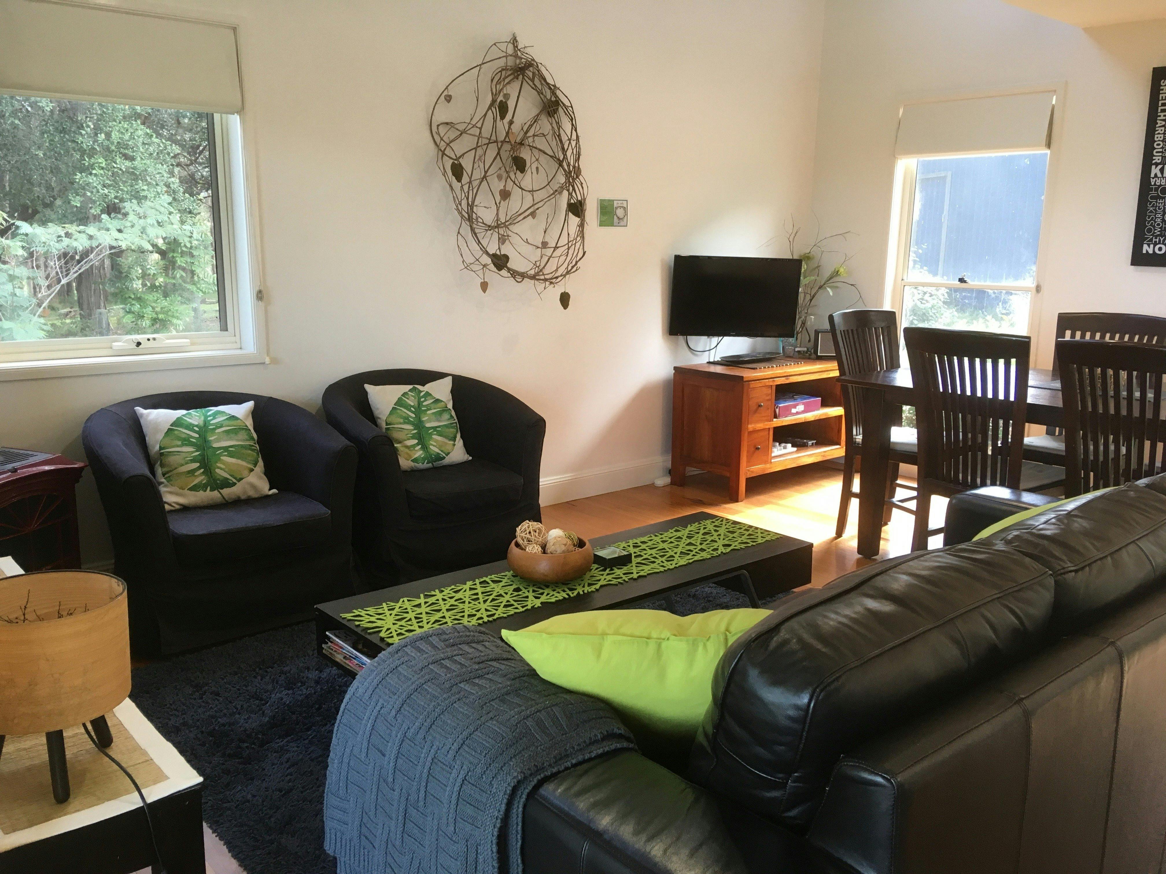 大きなテーブル、テレビ、座席エリアを備えたダイニングエリア。