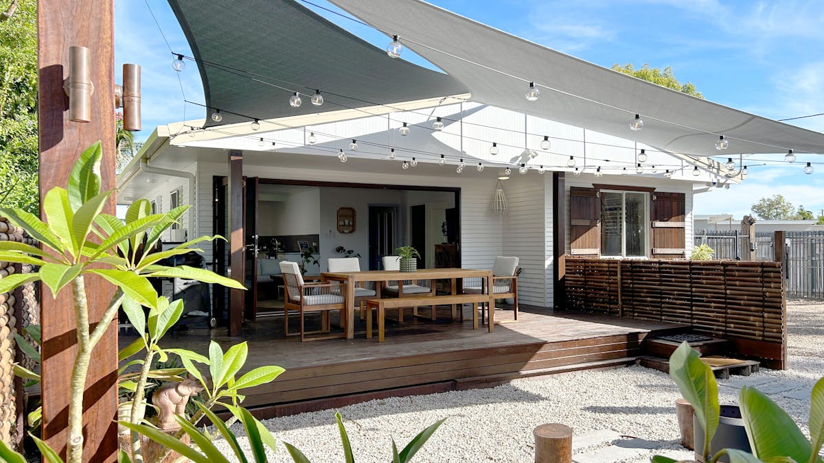 Front villa, Vila Paus Satu - fully fenced villa with a private garden and large entertaining deck.