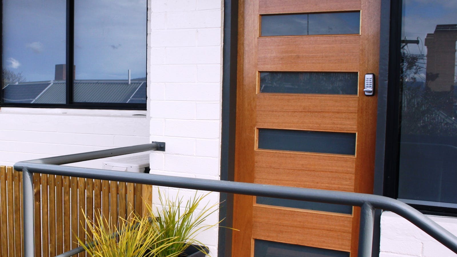 The front entrance has 5 steps. level entrance at the back.