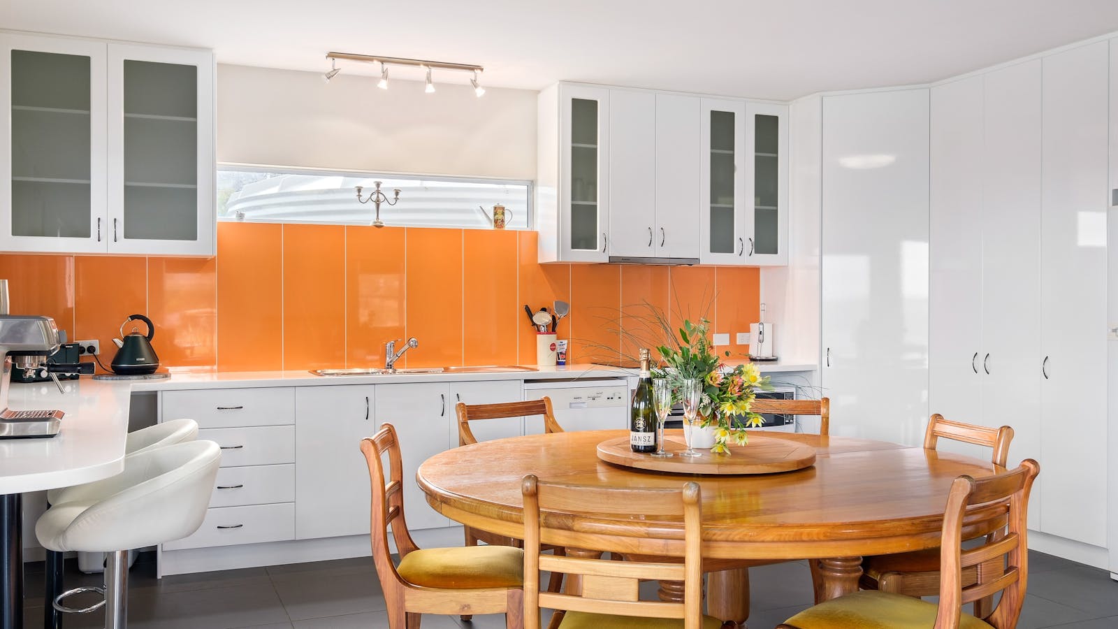 Manfield Seaside Bruny Island - Kitchen and Dining