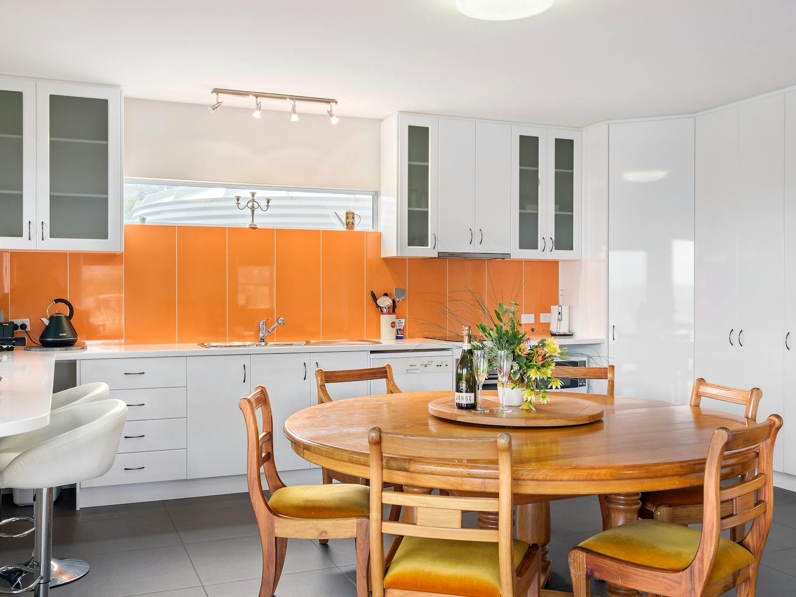 Manfield Seaside Bruny Island - Kitchen and Dining