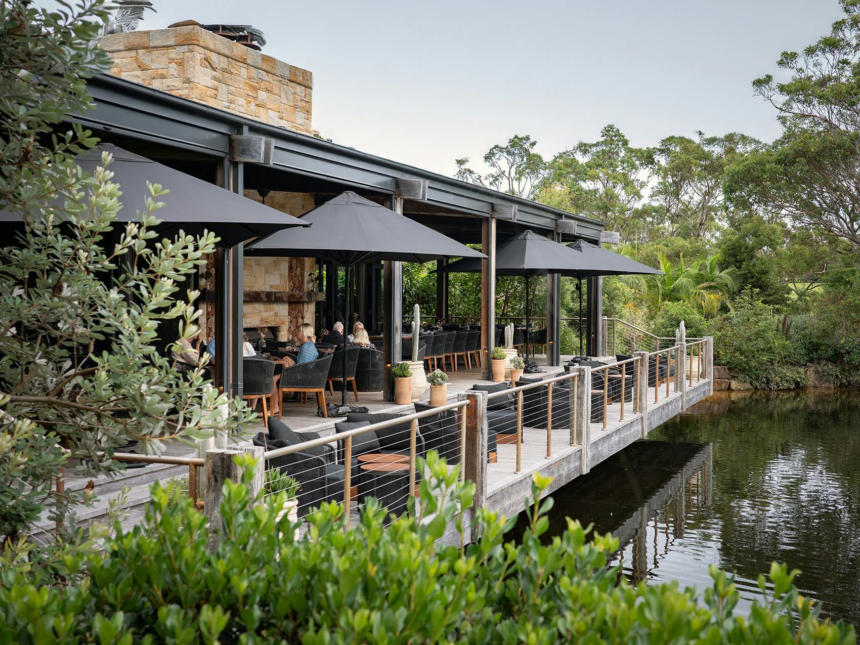 Schönes Gebäude neben See und Natur
