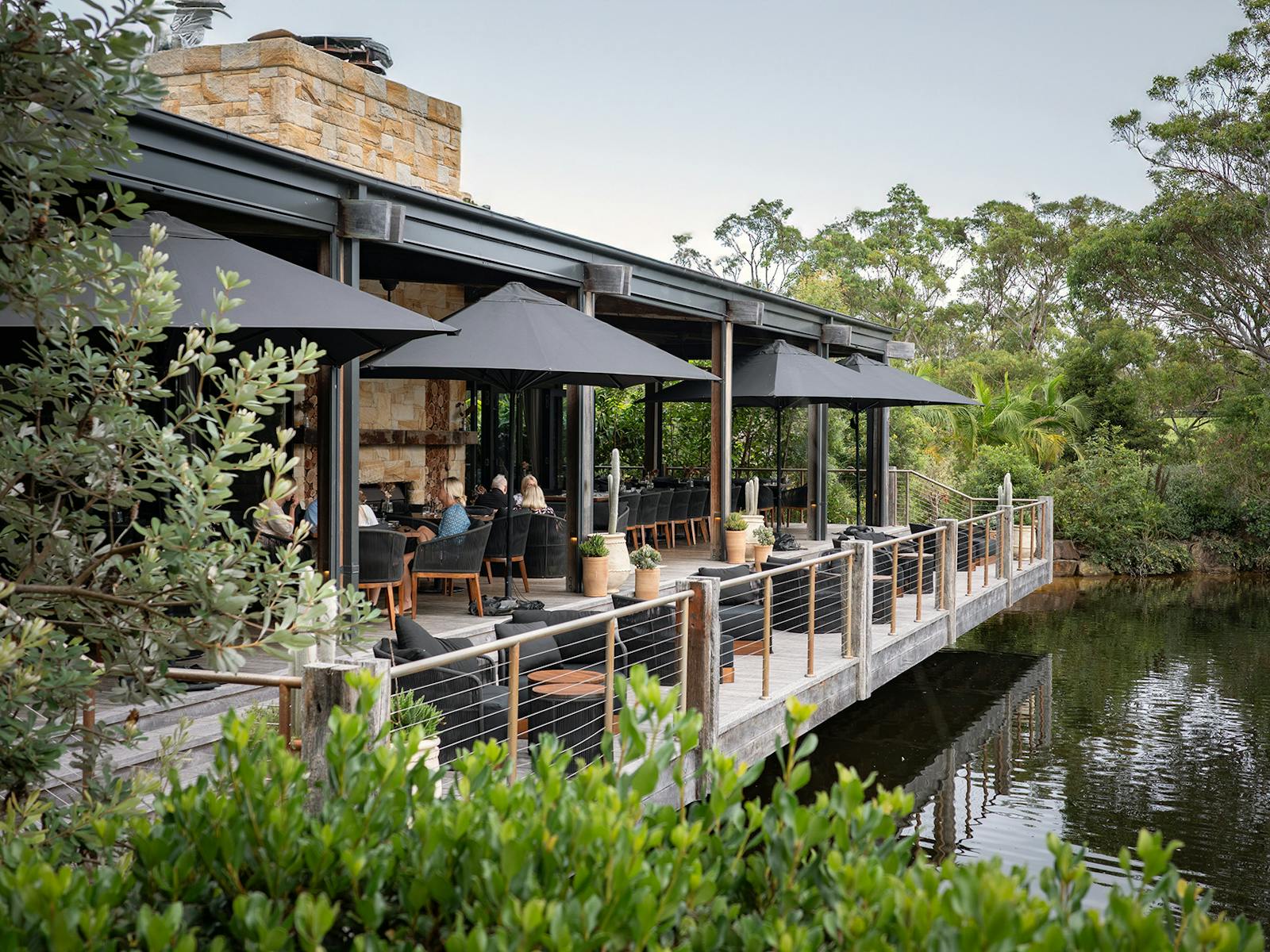 호수와 자연이 어우러진 아름다운 건물