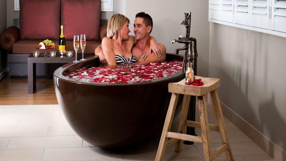 Romantic - Couples in Bath