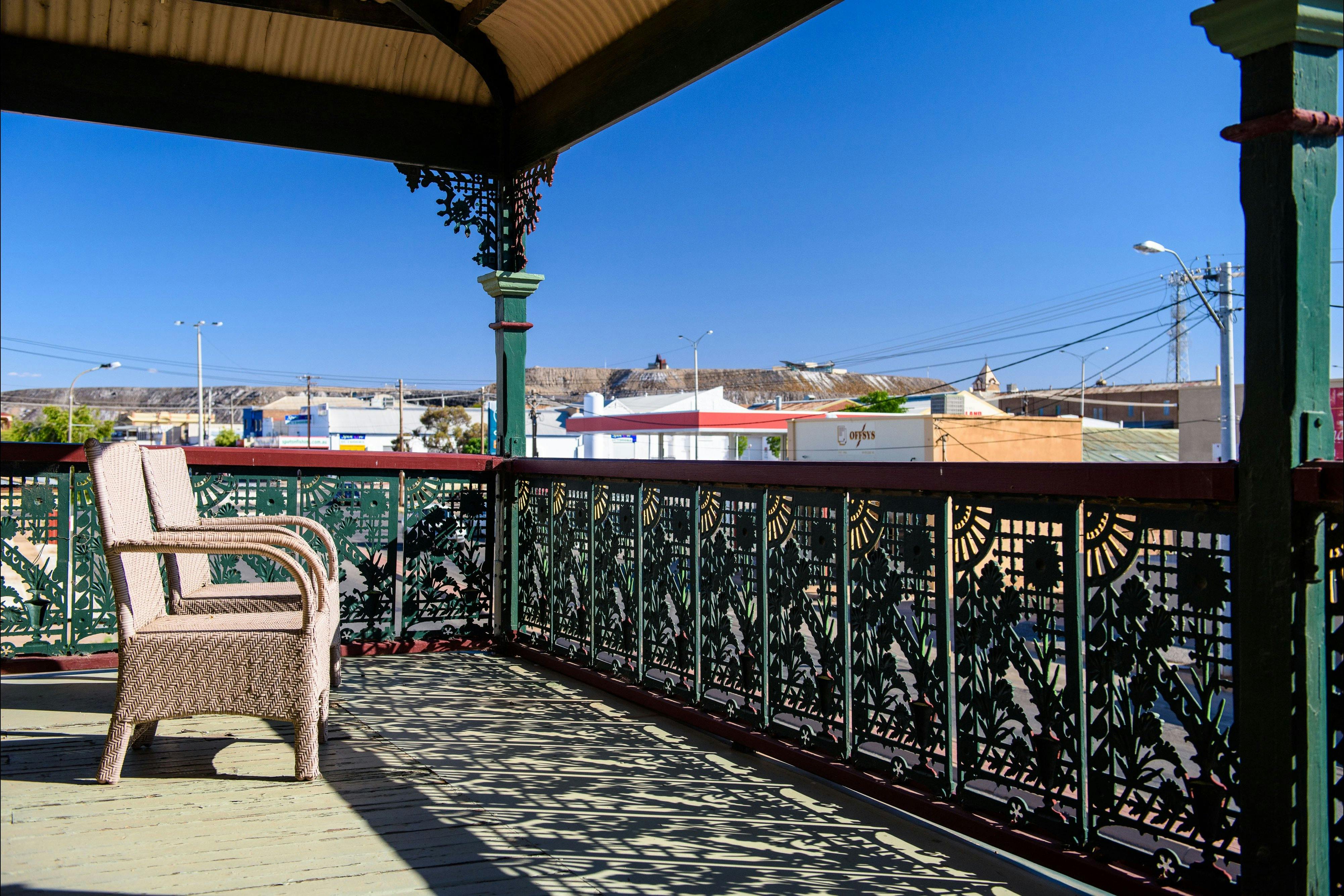 ベランダにある椅子とテーブル