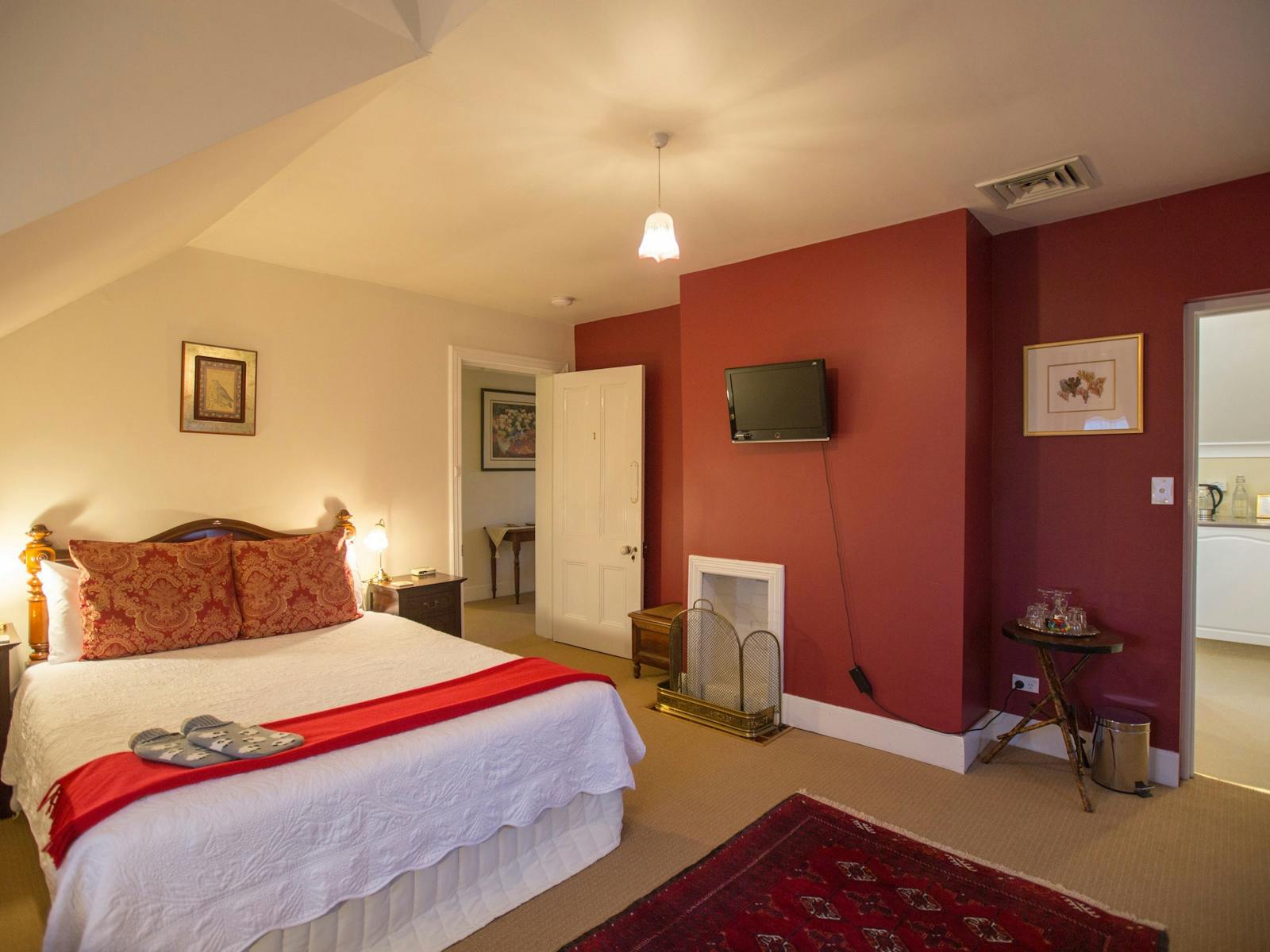 Upstairs Queen superior with ensuite at the Racecourse Inn, Longford, Tasmania.