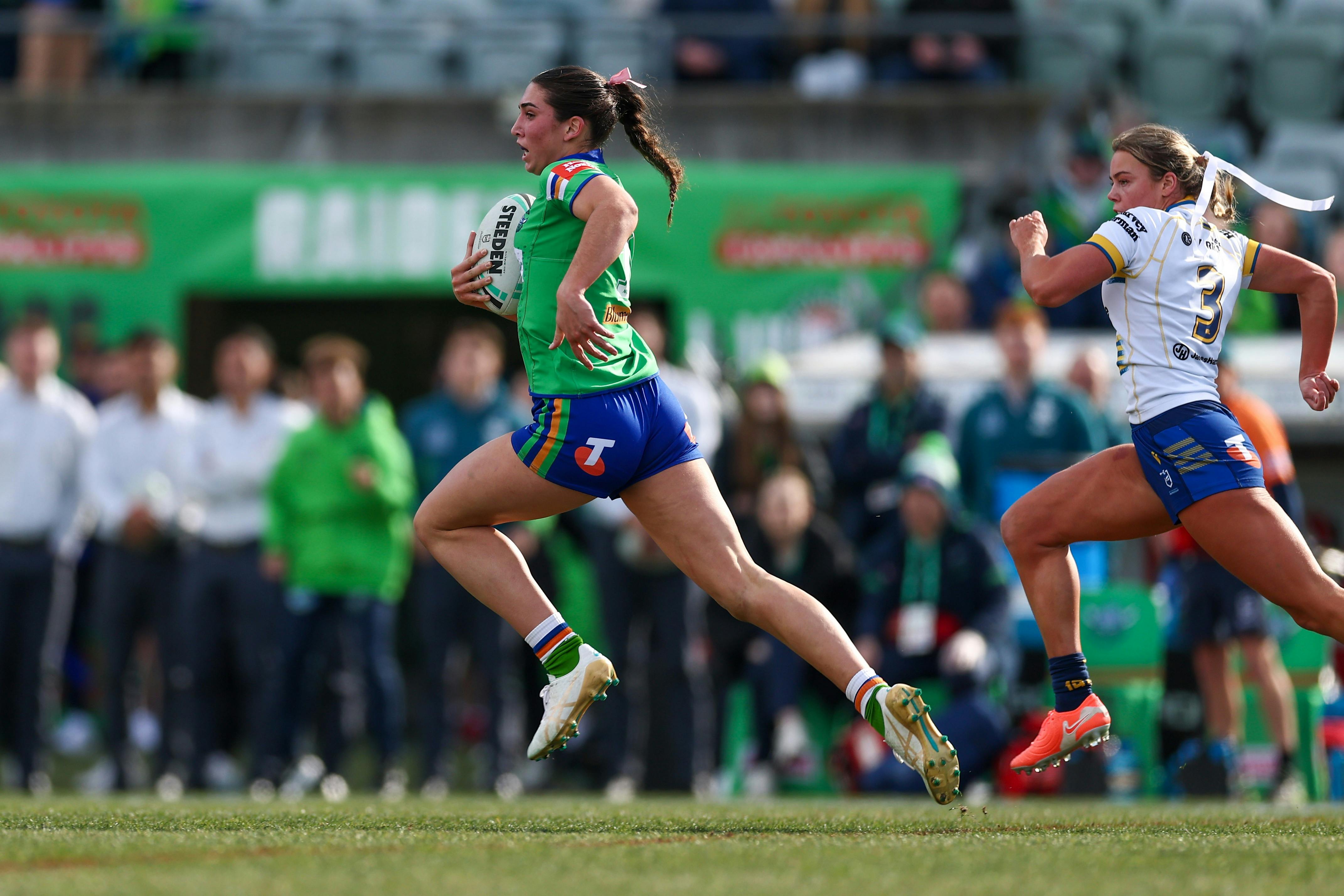 Canberra Raiders NRLW player Elise Simpson running the ball.
